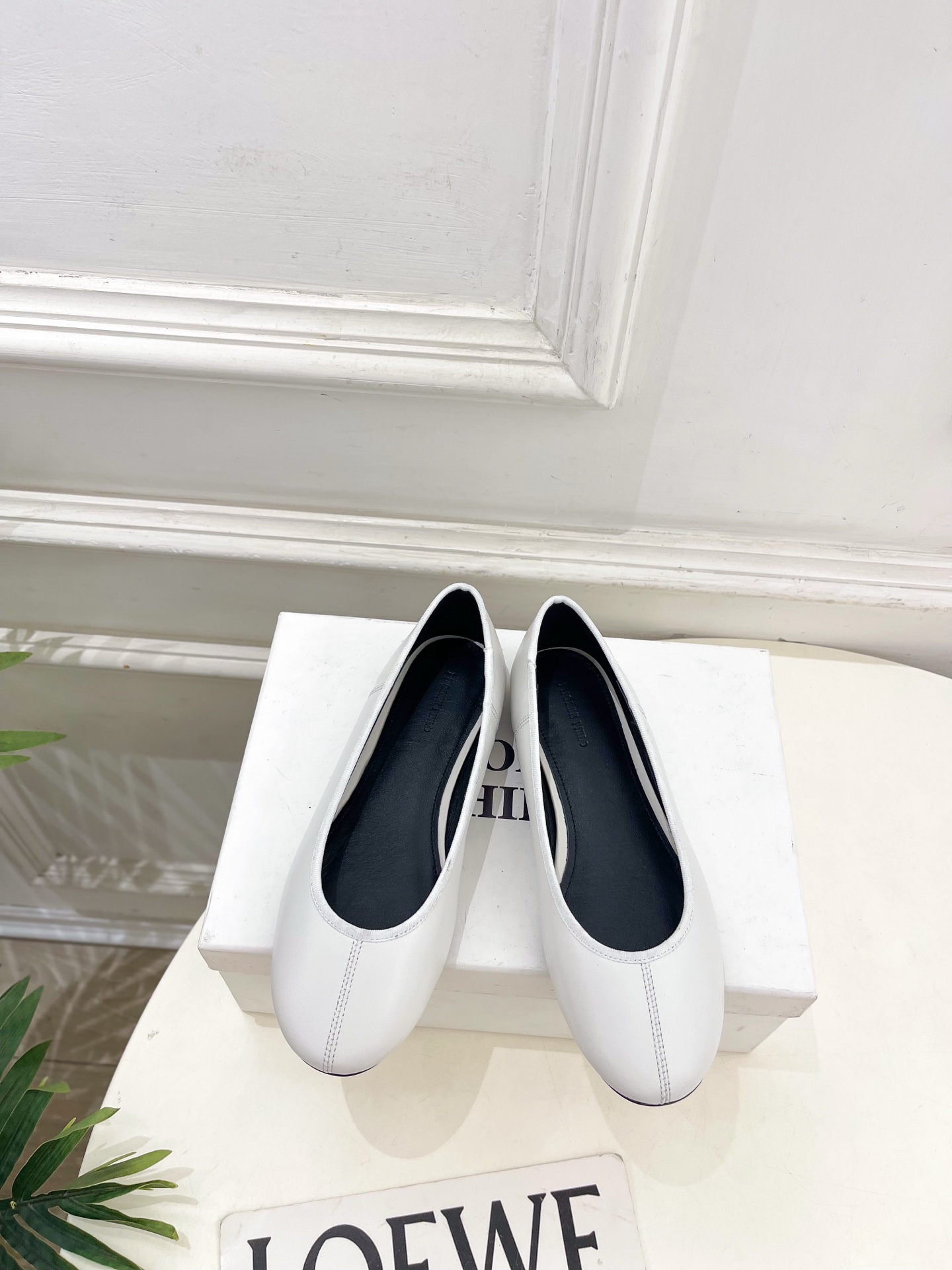 NO:787374,PHOEBE PHILO 2026 Spring and Summer New Minimalist Round Toe Flat Ballet Shoes ————————— As the most popular designer brand in the past two years, the design is simple, the details are clever, fresh and refined!  If you don’t want to hit the streets with random styles, you can check out this brand. It’s relatively niche but is so easy to match. You can see this brand everywhere on Instagram and Xiaohongshu!  BS original version customized one to one!  Upper original specific lambskin, lining imported lambskin, outsole original imported leather outsole, high flat heel, size 35-39 (40.41 custom made, non-returnable) No. 2603045, ballet shoes, sheepskin, Leather soles19860909PHOEBE PHILO 2026春夏新品极简圆头平底芭蕾舞鞋 ————————— 作为这两年最受欢迎的设计师牌,设计简单、细节巧妙、清新脱俗！ 不想满大街撞款的可以看看这个品牌,比较小众却又是那么好搭配,ins、小红书随处可见这个品牌的身影 ！BS原版一比一定制！ 鞋面原版特定小羊皮 内里进口小羊皮 大底原版进口真皮大底 跟高平底 码数35-39(40.41订做不退换） 编号2603045,芭蕾舞鞋,sheepskin,Leather soles,Women's Shoes