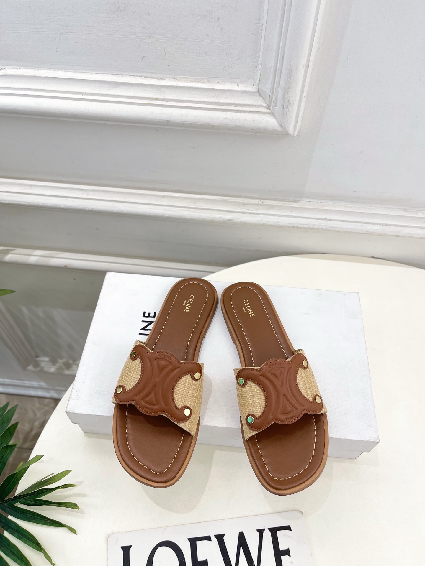 NO:787371,CELINE | Celine 26 2026 spring and summer latest hot style MARINA Arc de Triomphe raffia slippers series is new!  Celine this season of BS is really cool and unique. You must buy a pair of celing slippers this year. They are retro-style classics. They are super versatile, simple and elegant. They can be matched with skirts and trousers at will. They have a perfect look that shows off its brand atmosphere. ━━━━━━ t ━━━━━ Original high-customized cowhide raffia on the upper and imported goat leather lining  Outsole Original imported genuine leather outsole Shoe size: 35-39 (40.41.42 customization is not returnable) No. 2603022, slippers, celine, celine, slippers, skirts, cowhide, sheepskin, Leather soles19860909CELINE | 赛琳 26 2026春夏最新爆款 MARINA凯旋门拉菲草拖鞋 系列上新！ BS这一季的赛琳真的是开了挂、太有特色了  今年必须要入手一双celing 拖鞋 ,复古风经典款 超级百搭 简单大气 无论裙装裤装都能随意搭配 妥妥的颜霸 无不彰显它的品牌气息. ━━━━━ t ━━━━━ 鞋面原版高定制牛皮拉菲草 内里进口山羊皮里 大底原版进口真皮大底 鞋码: 35-39（40.41.42定制不退换） 编号2603022,拖鞋,celine,celine,slippers,skirts,cowhide,sheepskin,Leather soles,Women's Shoes