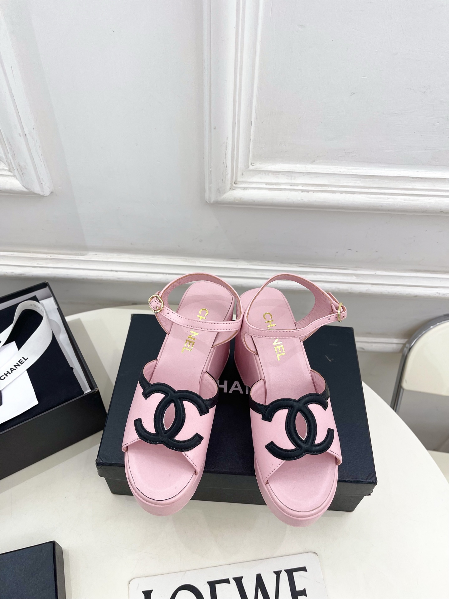 NO:787397,| Xiaoxiang 26 2026 spring and summer new products, classic catwalk style in the counter, Xiaoxiang large double C hollow thick-soled wedge sandals are new in the series. The absolute best in the BS fashion circle. The matching will interpret the meticulous, minimalist and classic elements that will never fade away. It will show a unique dressing style that is too beautiful to say. A must-have for summer... ━━━━━ t  ━━━━━ Highly customized original sheepskin upper, imported silk sheepskin lining, original molded outsole, custom-made non-slip outsole, heel height 10cm/front platform 4.5cm, shoe size: 35-39 (40.41 customized, non-refundable) No. 2603043, high-heeled sandals, sandals, high heels, sheepskin19860909| 小香 26 2026 春夏新品 专柜经典走秀款 小香大双C镂空厚底坡跟凉鞋 系列上新 BS时尚圈的绝绝子 搭配将演绎着细致 极简 永不褪去的经典元素 展现与众不同的穿搭风格美到无话可说 夏季必入款…… ━━━━━ t ━━━━━ 鞋面高定制原版羊皮 内里进口丝绸羊皮里 大底原版开模定制防滑大底 跟高10cm/前水台4.5cm 鞋码: 35-39（40.41定制不退换） 编号2603043,高跟鞋凉鞋,sandals,high heels,sheepskin,Women's Shoes