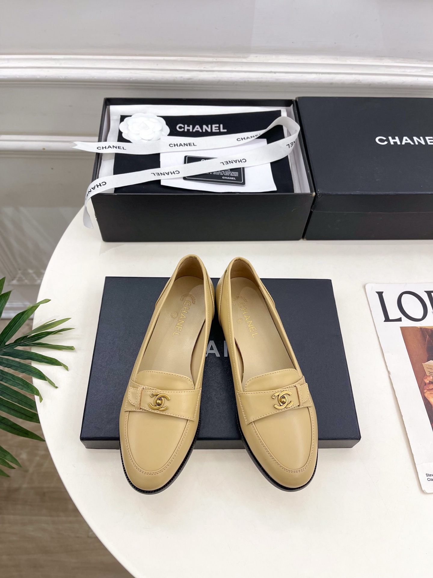 NO:787394,| Xiaoxiang 26 2026 spring and summer new products, classic catwalk models in the counter, Xiaoxiang double C schoolbag buckle loafers are new in the series. The absolute best in the BS fashion circle. The matching will interpret the meticulous, minimalist and classic elements that will never fade away. It will show a unique dressing style that is too beautiful to say. A must-have style in summer... ━━━━━ t ━━━━━  Highly customized original sheepskin upper, imported silk sheepskin lining, outsole, original imported leather outsole, high flat heel, shoe size: 35-39 (40.41 customized, non-refundable) No. 2603043, loafers, sheepskin, Leather soles19860909| 小香 26 2026 春夏新品 专柜经典走秀款 小香双C书包扣乐福鞋 系列上新 BS时尚圈的绝绝子 搭配将演绎着细致 极简 永不褪去的经典元素 展现与众不同的穿搭风格美到无话可说 夏季必入款…… ━━━━━ t ━━━━━ 鞋面高定制原版羊皮 内里进口丝绸羊皮里 大底原版进口真皮大底 跟高平底 鞋码: 35-39（40.41定制不退换） 编号2603043,乐福鞋,loafers,sheepskin,Leather soles,Women's Shoes