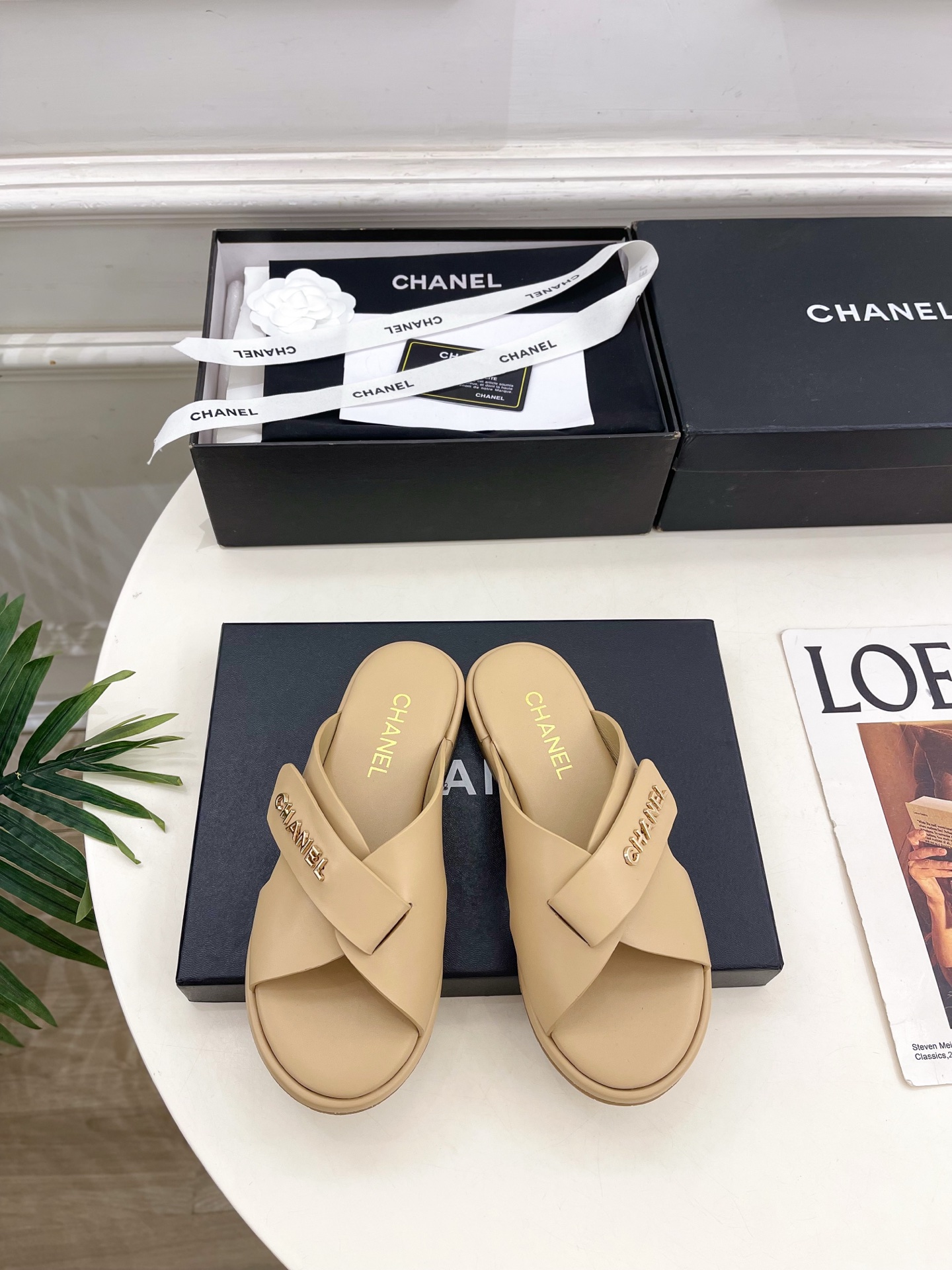 NO:787391,| Xiaoxiang 26 2026 spring and summer new products, classic catwalk models in the counter, Xiaoxiang's classic letter buckle and Velcro slippers are new in the series. The absolute best in the BS fashion circle. The matching will interpret the meticulous, minimalist and never-fading classic elements, showing a unique dressing style that is too beautiful to say. A must-have item for summer... ━━━━━ t ━━━━━  Highly customized upper, original custom leather, lining imported silk sheepskin, outsole, original molded custom anti-slip outsole, high flat heel, shoe size: 35-39 (40.41 customized, non-returnable) No. 2603043, slippers, slippers, sheepskin19860909| 小香 26 2026 春夏新品 专柜经典走秀款 小香经典字母扣魔术贴拖鞋 系列上新 BS时尚圈的绝绝子 搭配将演绎着细致 极简 永不褪去的经典元素 展现与众不同的穿搭风格美到无话可说 夏季必入款…… ━━━━━ t ━━━━━ 鞋面高定制原版定制皮料 内里进口丝绸羊皮里 大底原版开模定制防滑大底 跟高平底 鞋码: 35-39（40.41定制不退换） 编号2603043,拖鞋,slippers,sheepskin,Women's Shoes