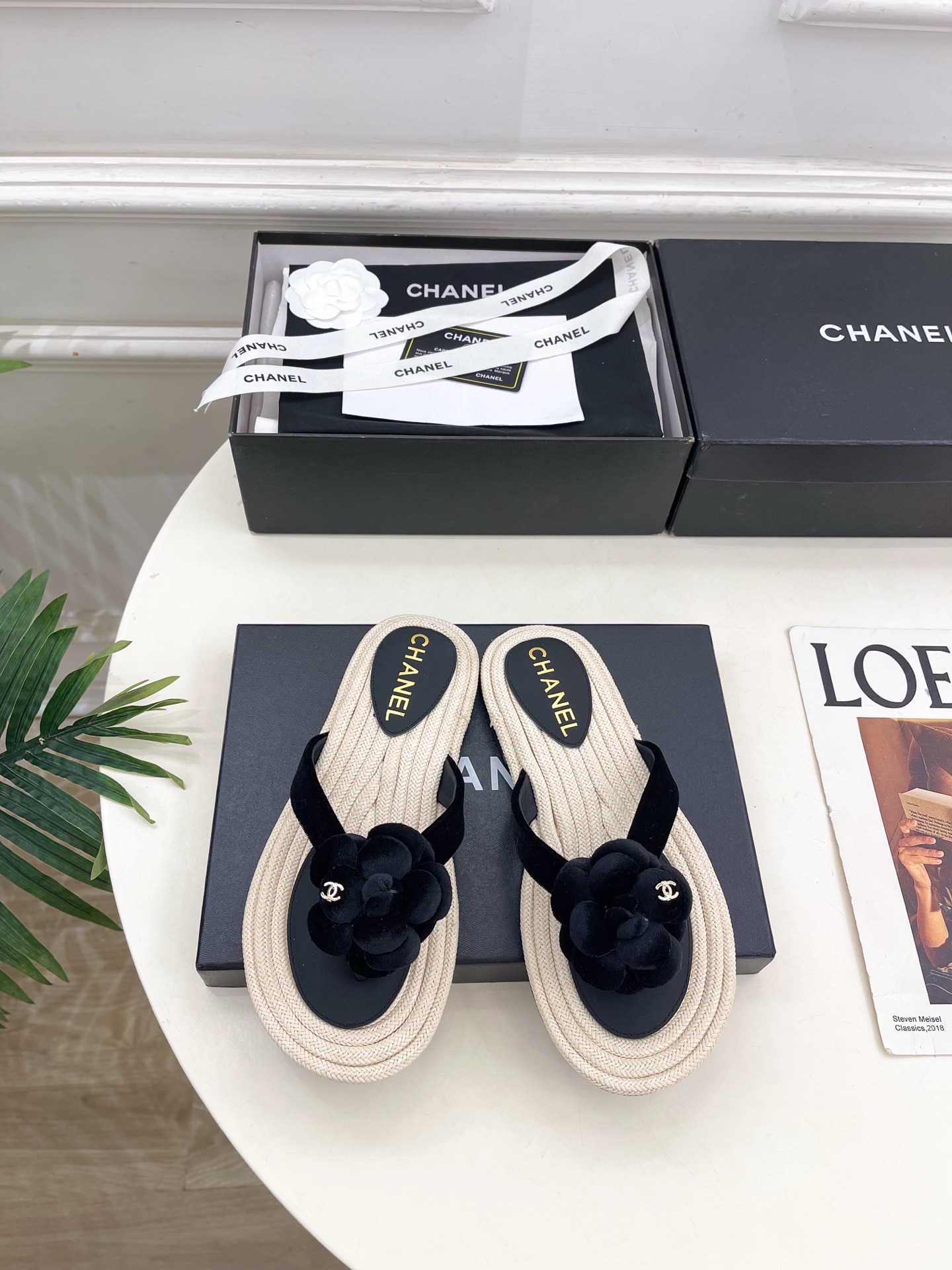 NO:787388,| Xiaoxiang 26 2026 spring and summer new products, classic catwalk style in the counter, Xiaoxiang Double C Camellia Hemp Rope Sole Flip-Flop Slippers are new in the series. The absolute best in the BS fashion circle. The matching will interpret the meticulous, minimalist and classic elements that will never fade away, showing a unique dressing style that is too beautiful to say. A must-have for summer... ━━━━━ t  ━━━━━ Highly customized original sheepskin upper, imported silk sheepskin lining, original imported genuine leather outsole, high flat heel, shoe size: 35-39 (40.41 customized, non-returnable) No. 2603043, split-toe shoes, slippers, sheepskin, Leather soles19860909| 小香 26 2026 春夏新品 专柜经典走秀款 小香双C山茶花麻绳底夹脚拖鞋 系列上新 BS时尚圈的绝绝子 搭配将演绎着细致 极简 永不褪去的经典元素 展现与众不同的穿搭风格美到无话可说 夏季必入款…… ━━━━━ t ━━━━━ 鞋面高定制原版羊皮 内里进口丝绸羊皮里 大底原版进口真皮大底 跟高平底 鞋码: 35-39（40.41定制不退换） 编号2603043,分趾鞋,slippers,sheepskin,Leather soles,Women's Shoes