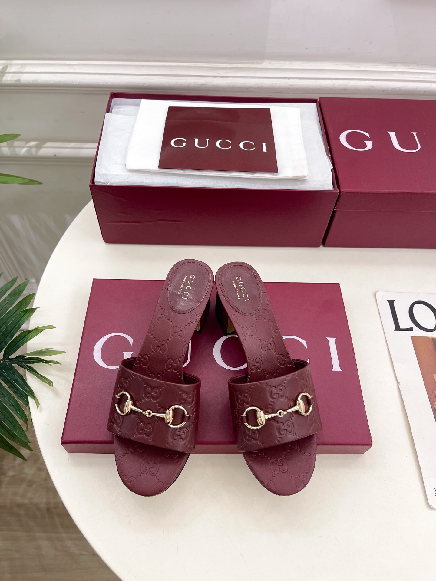 NO:787368,Gucci | Gucci 26 G’s main series is finally released, and the products are worth looking forward to!  Original classic, create new design, 2026 spring and summer new product, classic horsebit embossed thick heel slippers, purchasing agent level!  Full of high-end feel!  A favorite among bloggers at home and abroad, it is retro and fashionable, easy to wear and looks great on your feet!  BS official website mainly recommends, new colors are constantly updated ━━━━━t ━━━━━ Highly customized upper with imported embossed cowhide. Lining: imported sheepskin lining. Outsole. Genuine leather outsole imported from Italy. Heel height 5.5cm. Shoe size: 35-39 (40.41. can be customized)  No. 2603048,slippers,gucci,gucci,gucci,slippers,cowhide,sheepskin,Leather soles19860909Gucci | 古驰 26  G家 主打系列终于面世,狠货值得期待！原有的经典 创造新设计 2026春夏新品 经典马衔扣压花粗跟拖鞋 代购级别！高级感十足！国内外博主刷爆的一款,复古又时髦 穿搭简便 上脚美炸了！BS官网主推,新色持续更新 ━━━━━ t ━━━━━ 鞋面高定制进口压纹牛皮  内里: 进口羊皮里 大底意大利进口真皮大底 跟高5.5cm 鞋码: 35-39（40.41.可定制）   编号2603048,拖鞋,gucci,gucci,gucci,slippers,cowhide,sheepskin,Leather soles,Women's Shoes