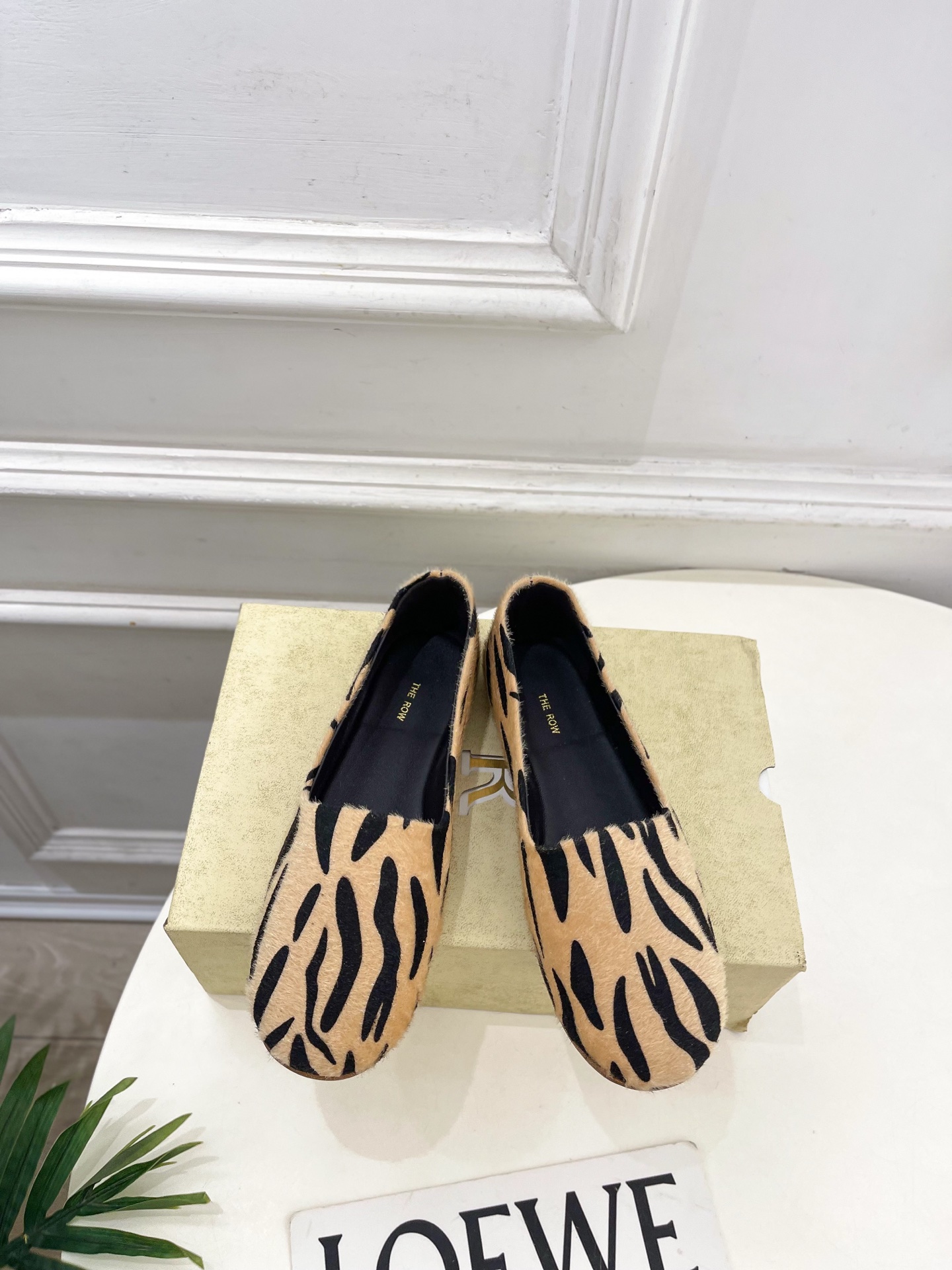 NO:787370,The row's new spring and summer 2026 minimalist slip-on flat granny shoes ———————— As the most popular designer brand in the past two years, the design is simple, the details are clever, fresh and refined!  If you don’t want to hit the streets with random styles, you can check out this brand. It’s relatively niche but is so easy to match. You can see this brand everywhere on Instagram and Xiaohongshu!  BS original version customized one to one!  Original custom-made fabric for the upper, imported hybrid sheepskin lining, original imported genuine leather outsole, high flat heel, size 35~39 (40.41 custom-made, non-returnable) No. 2603045, loafers, sheepskin, Leather soles19860909The row 2026春夏新品 极简一脚蹬平底奶奶鞋 ————————— 作为这两年最受欢迎的设计师牌,设计简单、细节巧妙、清新脱俗！ 不想满大街撞款的可以看看这个品牌,比较小众却又是那么好搭配,ins、小红书随处可见这个品牌的身影 ！BS原版一比一定制！ 鞋面原版特定制面料 内里进口混种羊皮 大底原版进口真皮大底 跟高平底 码数35~39(40.41订做不退换） 编号2603045,乐福鞋,loafers,sheepskin,Leather soles,Women's Shoes