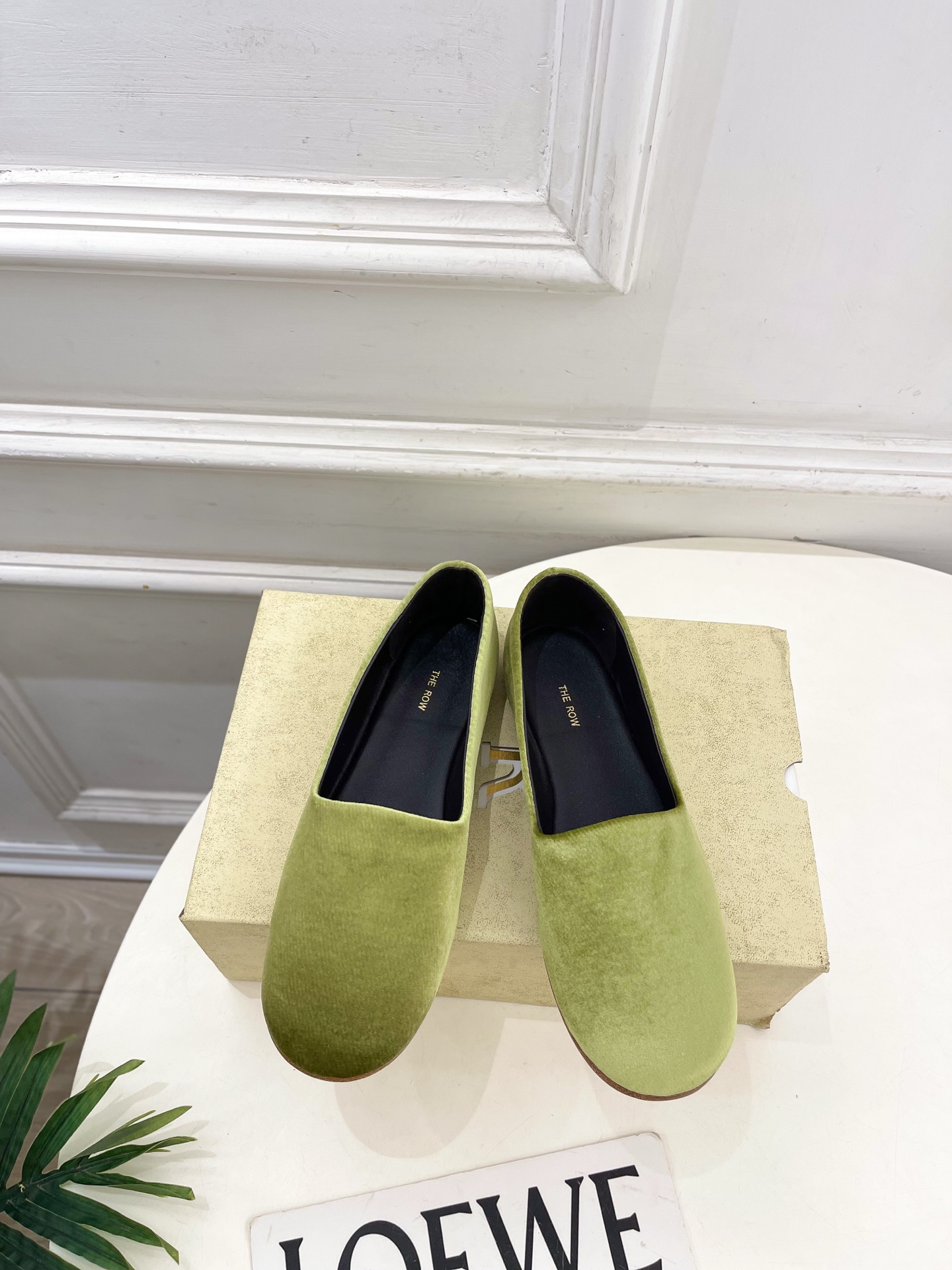 NO:787373,The row's new spring and summer 2026 minimalist slip-on flat granny shoes ———————— As the most popular designer brand in the past two years, the design is simple, the details are clever, fresh and refined!  If you don’t want to hit the streets with random styles, you can check out this brand. It’s relatively niche but is so easy to match. You can see this brand everywhere on Instagram and Xiaohongshu!  BS original version customized one to one!  Original custom-made velvet upper, imported hybrid sheepskin lining, original imported genuine leather outsole, high flat heel, size 35~39 (40.41 custom made, non-returnable) No. 2603045, loafers, sheepskin, Leather soles19860909The row 2026春夏新品 极简一脚蹬平底奶奶鞋 ————————— 作为这两年最受欢迎的设计师牌,设计简单、细节巧妙、清新脱俗！ 不想满大街撞款的可以看看这个品牌,比较小众却又是那么好搭配,ins、小红书随处可见这个品牌的身影 ！BS原版一比一定制！ 鞋面原版特定制丝绒 内里进口混种羊皮 大底原版进口真皮大底 跟高平底 码数35~39(40.41订做不退换） 编号2603045,乐福鞋,loafers,sheepskin,Leather soles,Women's Shoes