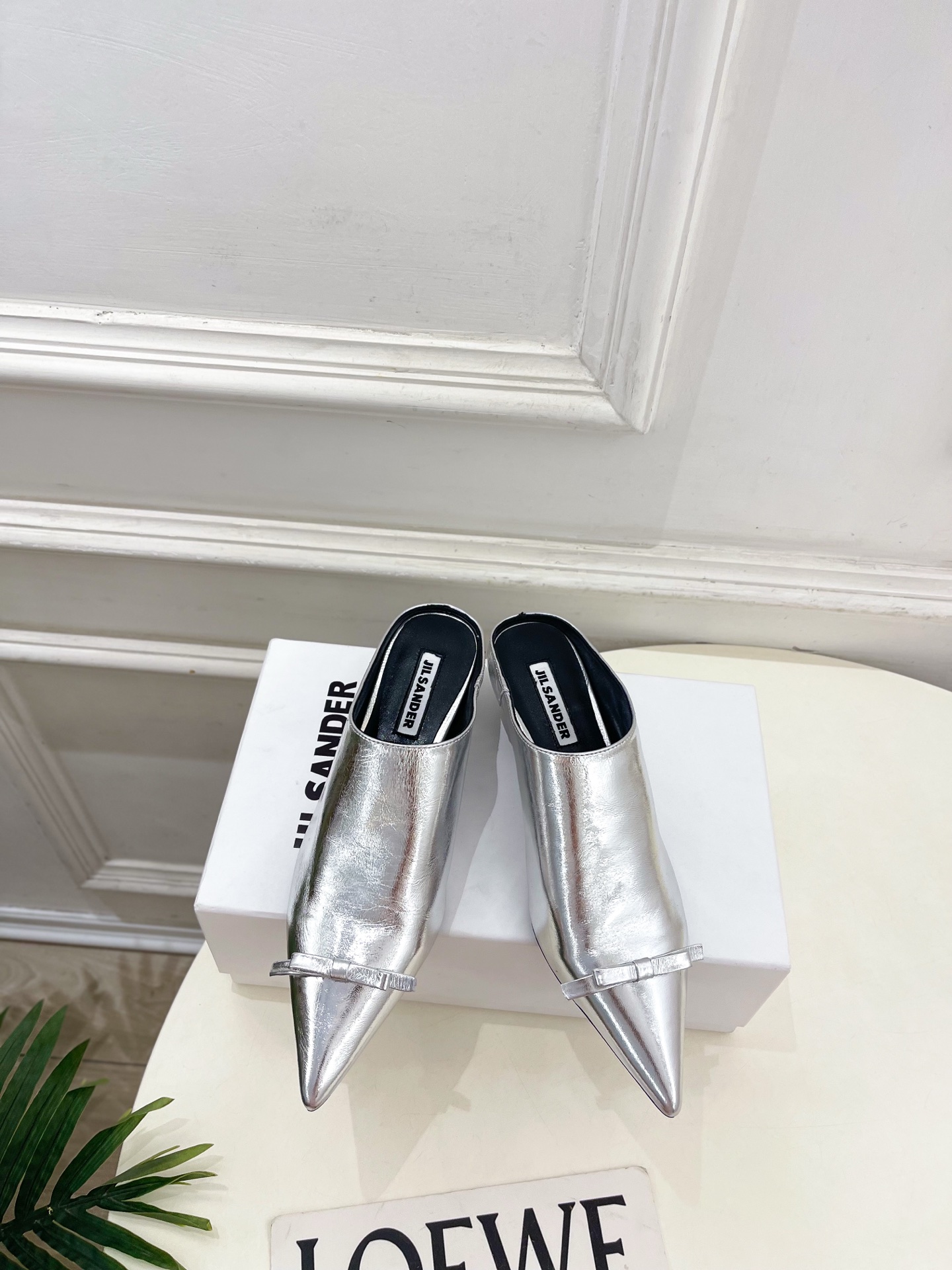 NO:787342,Jil Sander (Jil Sander) 2026 spring and summer new product JD pointed bow cat heel half slippers ———————— JS, as the most popular designer brand in the past two years, has simple design, clever details, fresh and refined!  If you don’t want to hit the streets with random styles, you can check out this brand. It’s relatively niche but is so easy to match. You can see this brand everywhere on Instagram and Xiaohongshu!  BS original one-to-one customization, original custom leather upper, imported sheepskin lining, original imported genuine leather outsole, heel height 3.5cm, size 35~39 (40.41 custom made, non-returnable) No. 2604045, semi-slip heels, jil sander, high heels, slippers, sheepskin, Leather soles19860909Jil Sander(吉尔·桑达）2026 春夏新品 JD尖头蝴蝶结猫跟半拖鞋———————— JS作为这两年最受欢迎的设计师品牌,设计简单、细节巧妙、清新脱俗！ 不想满大街撞款的可以看看这个品牌,比较小众却又是那么好搭配,ins、小红书随处可见这个品牌的身影 ！BS原版一比一定制 鞋面原版定制皮料 内里进口羊皮里 大底原版进口真皮大底 跟高3.5cm 码数35~39(40.41订做不退换） 编号2604045,半拖高跟鞋,jil sander,high heels,slippers,sheepskin,Leather soles,Women's Shoes