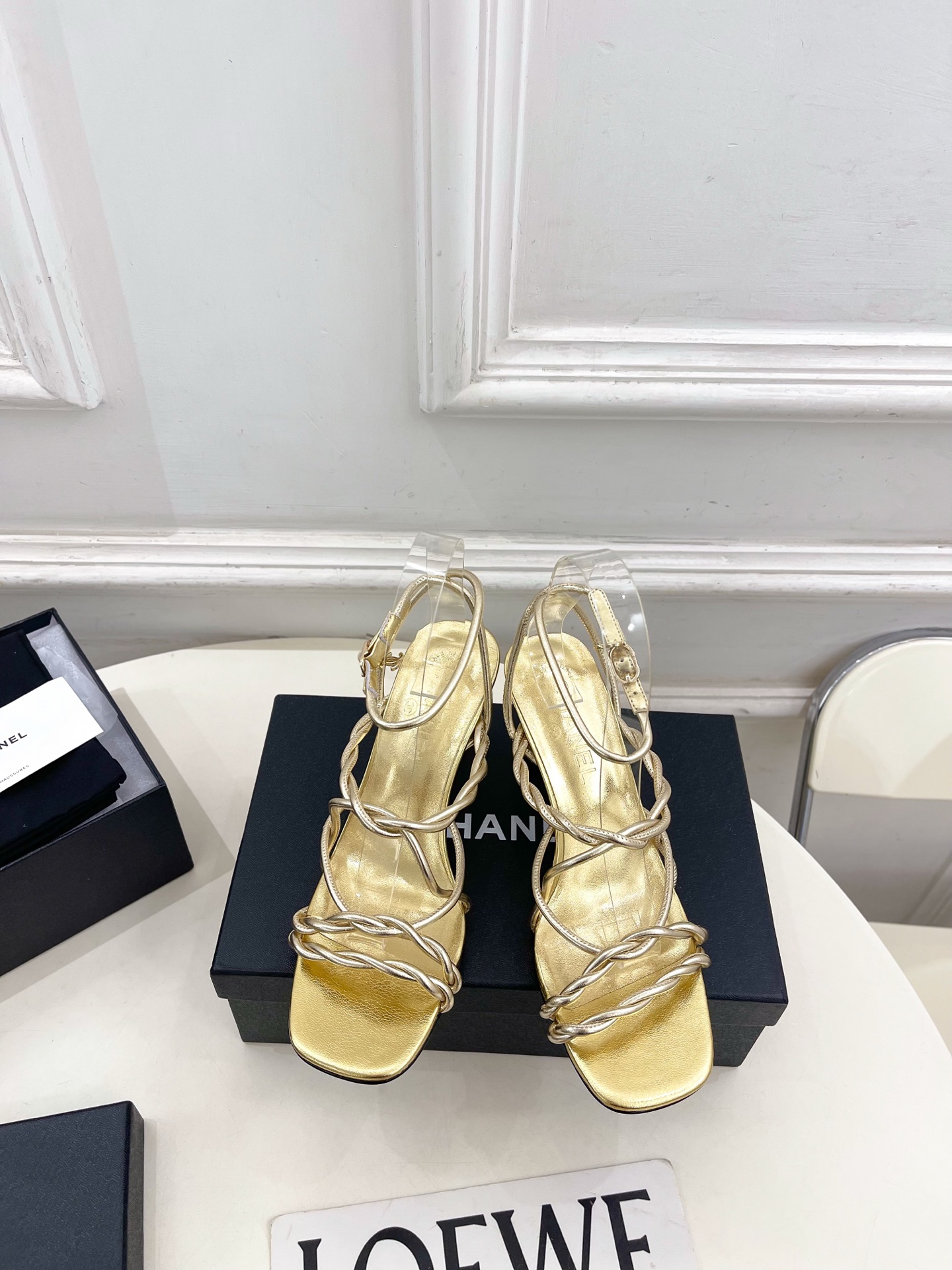 NO:788258,| Xiaoxiang 26 2026 spring and summer new products, classic catwalk models in the counter, Xiaoxiang double C thin strap high-heeled sandals are new in the series. The absolute best in the BS fashion circle. The matching will interpret the meticulous, minimalist and classic elements that will never fade away, showing a unique dressing style that is too beautiful to say. A must-have item for summer... ━━━━━ t ━━━━━  Highly customized original fabric for the upper, imported silk sheepskin lining, original Italian leather outsole, heel height 7.5cm, shoe size: 35-39 (40.41 customized, non-refundable) No. 4043, high heels sandals, sandals, high heels, sheepskin, Leather soles19860909| 小香 26 2026 春夏新品 专柜经典走秀款 小香双C细带高跟凉鞋 系列上新 BS时尚圈的绝绝子 搭配将演绎着细致 极简 永不褪去的经典元素 展现与众不同的穿搭风格美到无话可说 夏季必入款…… ━━━━━ t ━━━━━ 鞋面高定制原版面料 内里进口丝绸羊皮里 大底原版意大利真皮大底 跟高7.5cm 鞋码: 35-39（40.41定制不退换） 编号4043,高跟鞋凉鞋,sandals,high heels,sheepskin,Leather soles,Women's Shoes
