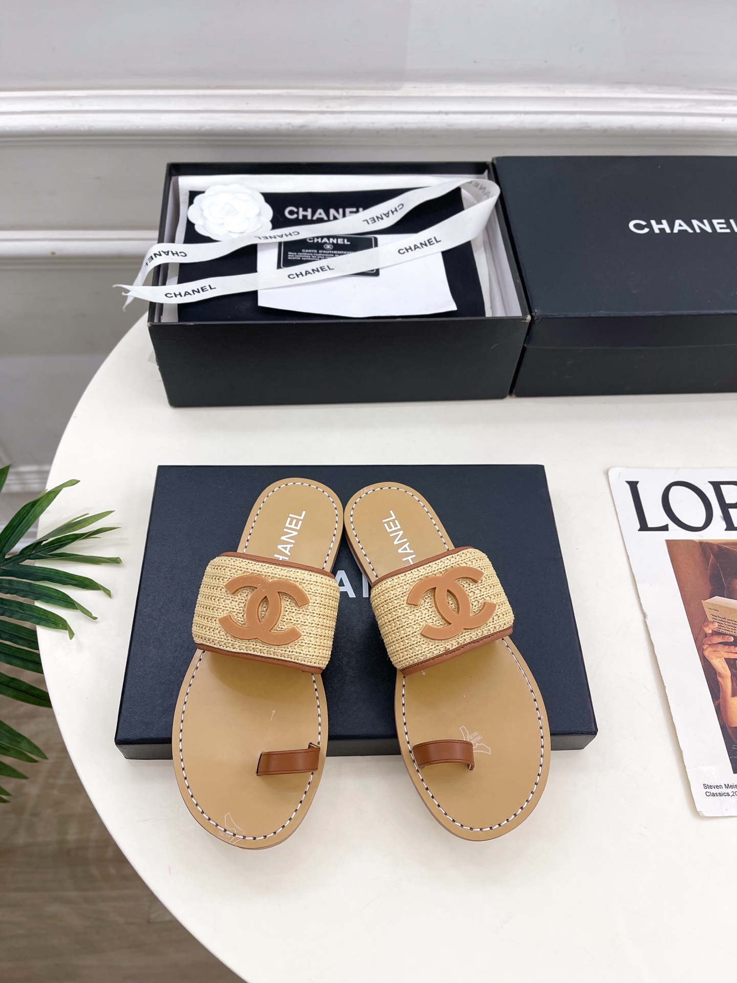 NO:788254,| Xiaoxiang 26 2026 spring and summer new products, classic catwalk models in the counter, Xiaoxiang double C woven flip-flops are new in the series. The absolute best in the BS fashion circle. The matching will interpret the meticulous, minimalist and classic elements that will never fade away. It will show a unique dressing style that is too beautiful to say. A must-have item for summer... ━━━━━ t ━━━━━  Highly customized original woven upper, imported silk sheepskin lining, outsole, original Italian leather outsole, high flat heel, shoe size: 35-39 (40.41 customized, non-refundable), No. 4043, split-toe shoes, slippers, sheepskin, Leather soles19860909| 小香 26 2026 春夏新品 专柜经典走秀款 小香双C编织夹趾拖鞋 系列上新 BS时尚圈的绝绝子 搭配将演绎着细致 极简 永不褪去的经典元素 展现与众不同的穿搭风格美到无话可说 夏季必入款…… ━━━━━ t ━━━━━ 鞋面高定制原版编织面 内里进口丝绸羊皮里 大底原版意大利真皮大底 跟高平底 鞋码: 35-39（40.41定制不退换） 编号4043,分趾鞋,slippers,sheepskin,Leather soles,Women's Shoes