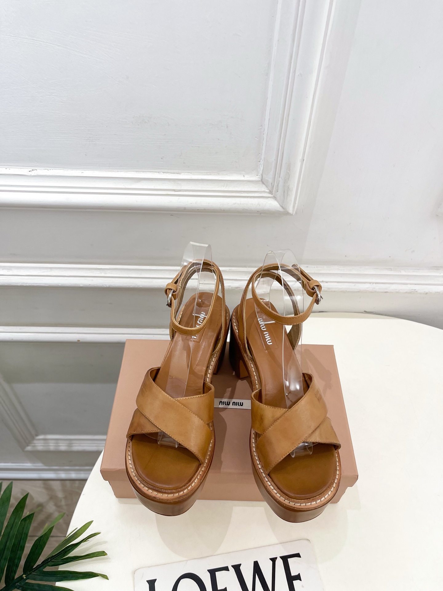NO:788252,Miu Miu | Miu Miu 26 counter features the latest styles, 2026 spring and summer new products, retro cross-strap high-heeled platform sandals, hot new arrival!  BS Miaojia's high-end products, top-notch craftsmanship to create exquisite quality, unparalleled comfort, it is definitely a love at first sight!  Fashionable and versatile, a must-have for everyone!  ━━━━━ t ━━━━━ Original specific leather upper Lining: Imported sheepskin lining Outsole Original imported genuine leather outsole Heel height 8cm/front platform 4cm Shoe size: 35-39 (40.41 customization is not returnable) No. 2604045, high-heeled sandals, miumiu, sandals, high  heels,sheepskin,leather soles19860909Miu Miu | 缪缪 26 专柜主打最新秀款 2026春夏新品 复古交叉带高跟防水台凉鞋 火爆上新！ BS缪家高货 顶级工艺打造精品质感 无敌舒适 绝对是一见钟情款！时尚百搭,人手必备！ ━━━━━ t ━━━━━ 鞋面原版特定皮面  内里: 进口羊皮里 大底原版进口真皮大底 跟高8cm/前水台4cm 鞋码: 35-39(40.41定制不退换）  编号2604045,高跟鞋凉鞋,miumiu,sandals,high heels,sheepskin,Leather soles,Women's Shoes