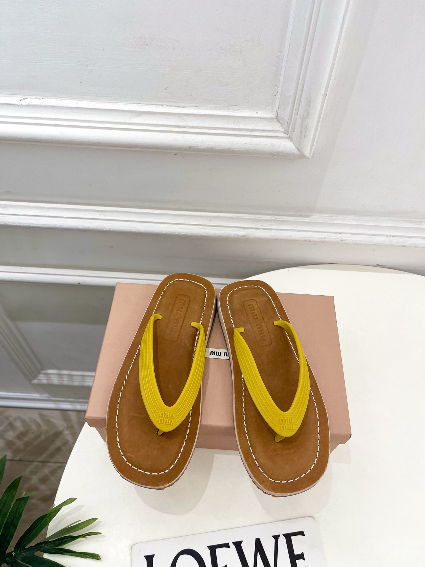 NO:788268,Miu Miu | Miu Miu 26 counter features the latest styles, 2026 spring and summer new letter beach flip-flops, hot new arrival!  BS Miaojia's high-end products, top-notch craftsmanship to create exquisite quality, unparalleled comfort, it is definitely a love at first sight!  Fashionable and versatile, a must-have for everyone!  ━━━━━ t ━━━━━ Original original specific upper Lining: Imported sheepskin lining Original molded outsole Customized non-slip outsole High flat heel Shoe size: 35-39 (40.41 customized non-returnable) No. 2604045, split-toe shoes, miumiu, slippers, sheepskin19860909Miu Miu | 缪缪 26 专柜主打最新秀款 2026春夏新品字母沙滩夹脚人字拖鞋 火爆上新！ BS缪家高货 顶级工艺打造精品质感 无敌舒适 绝对是一见钟情款！时尚百搭,人手必备！ ━━━━━ t ━━━━━ 鞋面原版特定鞋面  内里: 进口羊皮里 大底原版开模定制防滑大底 跟高平底 鞋码: 35-39(40.41定制不退换）  编号2604045,分趾鞋,miumiu,slippers,sheepskin,Women's Shoes