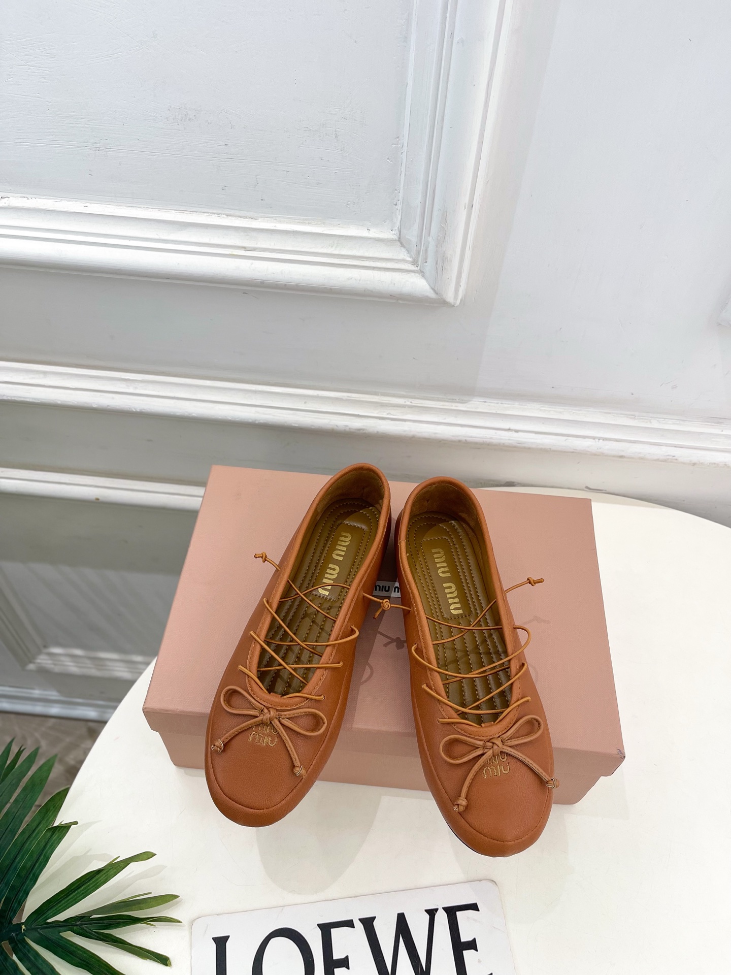 NO:788266,Miu Miu | Miu Miu 26 counter features the latest styles, 2026 spring and summer new products, retro letter bow lace-up ballet shoes, hot new arrival!  BS Miaojia's high-end products, top-notch craftsmanship to create exquisite quality, unparalleled comfort, it is definitely a love at first sight!  Fashionable and versatile, a must-have for everyone!  T19860909Miu Miu | 缪缪 26 专柜主打最新秀款 2026春夏新品 复古字母蝴蝶结系带芭蕾舞鞋 火爆上新！ BS缪家高货 顶级工艺打造精品质感 无敌舒适 绝对是一见钟情款！时尚百搭,人手必备！ ━━━━━ t ━━━━━ 鞋面原版特定羊皮  内里: 进口羊皮里 大底原版开模定制防滑大底 跟高平底 鞋码: 35-39(40.41定制不退换）  编号2604031,芭蕾舞鞋,miumiu,sheepskin,Women's Shoes