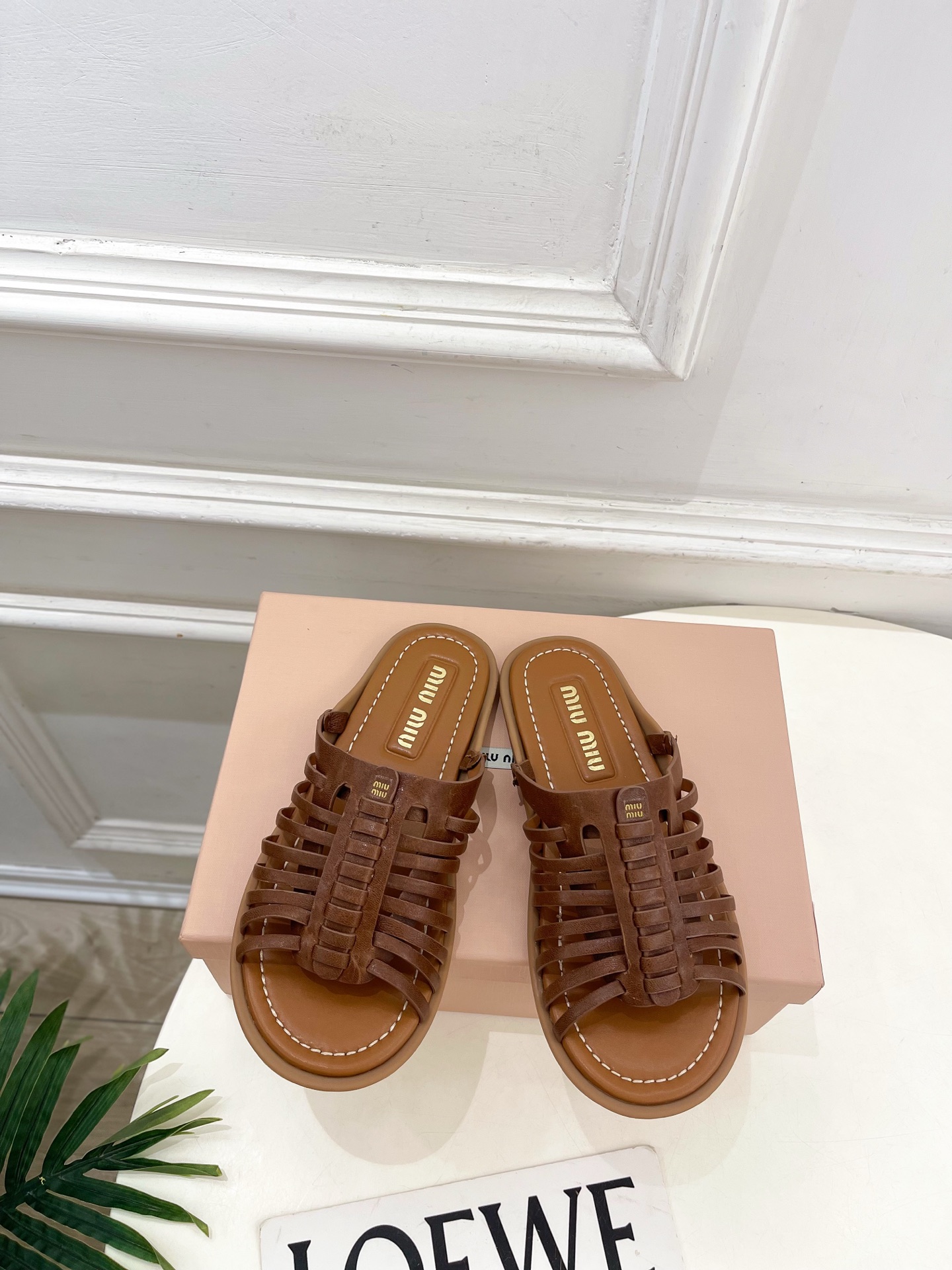 NO:788263,Miu Miu | Miu Miu 26 counter features the latest styles, 2026 spring and summer new products, monogram woven hollow Roman slippers, hot new arrival!  BS Miaojia's high-end products, top-notch craftsmanship to create exquisite quality, unparalleled comfort, it is definitely a love at first sight!  Fashionable and versatile, a must-have for everyone!  T19860909Miu Miu | 缪缪 26 专柜主打最新秀款 2026春夏新品 字母编织镂空罗马拖鞋 火爆上新！ BS缪家高货 顶级工艺打造精品质感 无敌舒适 绝对是一见钟情款！时尚百搭,人手必备！ ━━━━━ t ━━━━━ 鞋面原版特定针织面料  内里: 进口羊皮里 大底原版开模定制防滑大底 跟高平底 鞋码: 35-39(40.41定制不退换）   编号2604045,拖鞋,miumiu,slippers,sheepskin,Women's Shoes