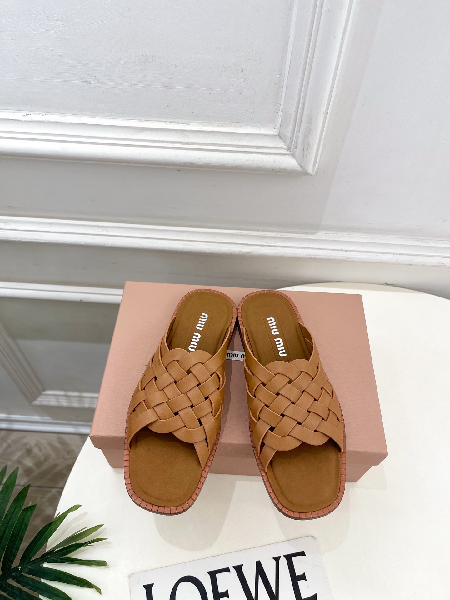 NO:788265,Miu Miu | Miu Miu 26 counter features the latest styles, 2026 spring and summer new products, woven hollow Roman slippers, hot new arrival!  BS Miaojia's high-end products, top-notch craftsmanship to create exquisite quality, unparalleled comfort, it is definitely a love at first sight!  Fashionable and versatile, a must-have for everyone!  T19860909Miu Miu | 缪缪 26 专柜主打最新秀款 2026春夏新品 编织镂空罗马拖鞋 火爆上新！ BS缪家高货 顶级工艺打造精品质感 无敌舒适 绝对是一见钟情款！时尚百搭,人手必备！ ━━━━━ t ━━━━━ 鞋面原版特定牛皮  内里: 进口牛皮里 大底原版进口真皮大底 跟高平底 鞋码: 35-39(40.41定制不退换）  编号2604031,拖鞋,miumiu,slippers,cowhide,Leather soles,Women's Shoes