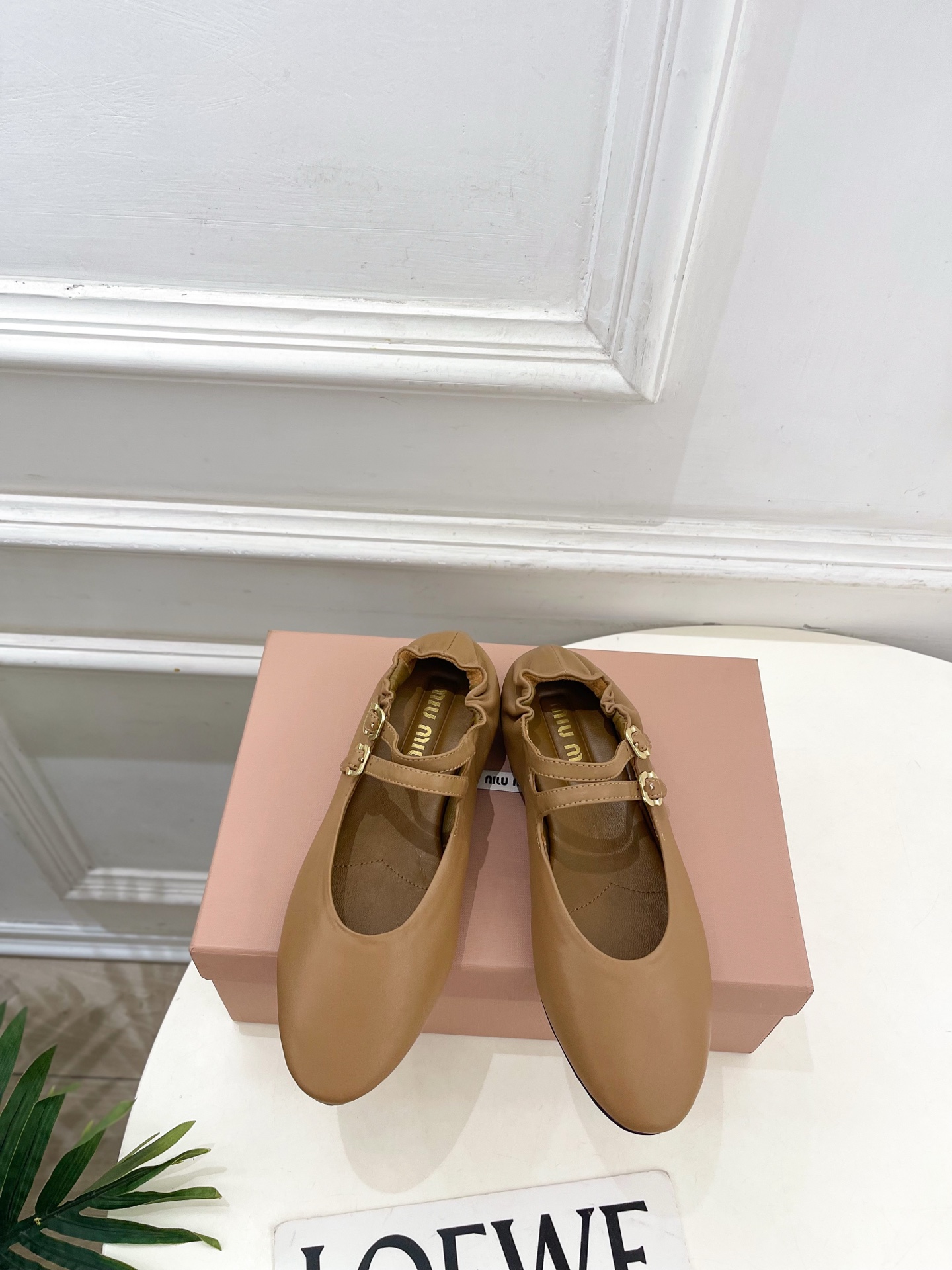 NO:788261,Miu Miu | Miu Miu 26 counter features the latest styles, 2026 spring and summer new arrivals, round toe double buckle Mary Jane flats, hot new arrival!  BS Miaojia's high-end products, top-notch craftsmanship to create exquisite quality, unparalleled comfort, it is definitely a love at first sight!  Fashionable and versatile, a must-have for everyone!  T  soles19860909Miu Miu | 缪缪 26 专柜主打最新秀款 2026春夏新品 圆头双扣带玛丽珍平底鞋 火爆上新！ BS缪家高货 顶级工艺打造精品质感 无敌舒适 绝对是一见钟情款！时尚百搭,人手必备！ ━━━━━ t ━━━━━ 鞋面原版特定小羊皮  内里: 进口羊皮里 大底原版进口真皮大底 跟高平底 鞋码: 35-39(40.41定制不退换）  编号2604031,芭蕾舞鞋,miumiu,mary jane,flats,sheepskin,Leather soles,Women's Shoes