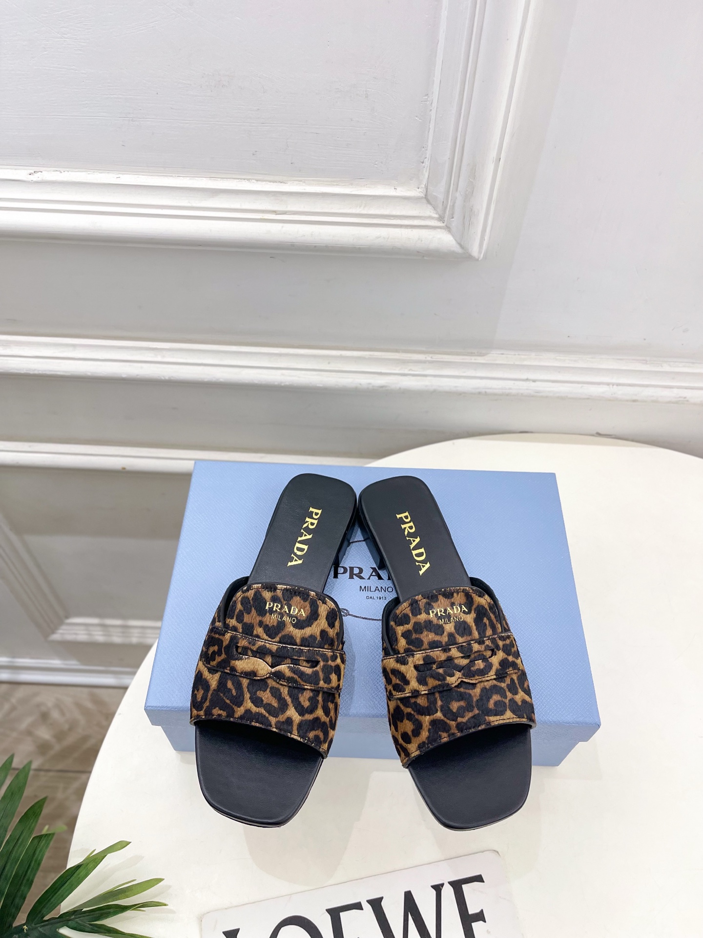 NO:788259,PRADA 26 2026 spring and summer new products, counter catwalk style, classic letter flat slippers series, original high-custom calfskin/horse hair upper, imported water-dyed sheepskin lining, original Italian leather outsole, high flat heel, shoe size: 35-39 (40.41. Customized, non-returnable)  No. 2604045, slippers, prada, prada, slippers, cowhide, sheepskin, Leather soles19860909PRADA 普拉达 26 2026春夏新品 专柜走秀款 经典字母平底拖鞋 系列 鞋面原版高定制小牛皮/马毛 内里进口水染羊皮  大底原版意大利真皮大底  跟高平底 鞋码:35-39（40.41.定做不退换） 编号2604045,拖鞋,prada,prada,slippers,cowhide,sheepskin,Leather soles,Women's Shoes