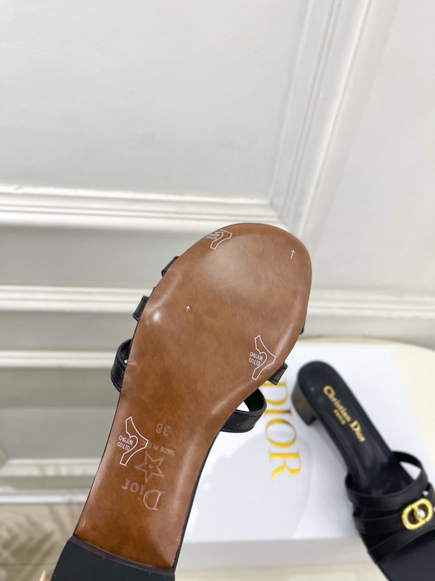 Dior | 迪奥 26𝐬𝐬 🧡💚2026春夏新品 顶级版本⚠️专柜主打新款 经典CD珍珠扣细带平底 粗