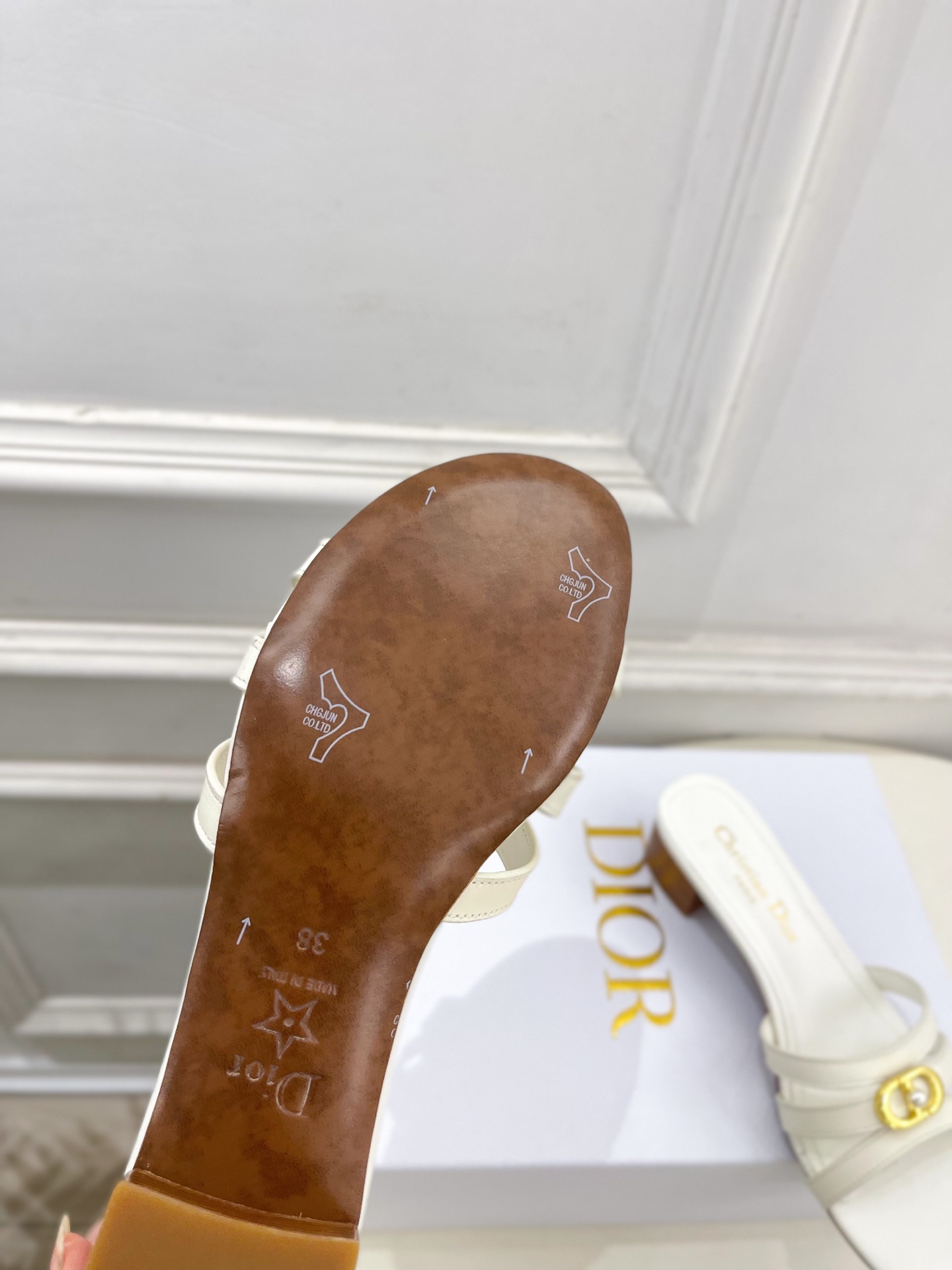 Dior | 迪奥 26𝐬𝐬 🧡💚2026春夏新品 顶级版本⚠️专柜主打新款 经典CD珍珠扣细带平底 粗