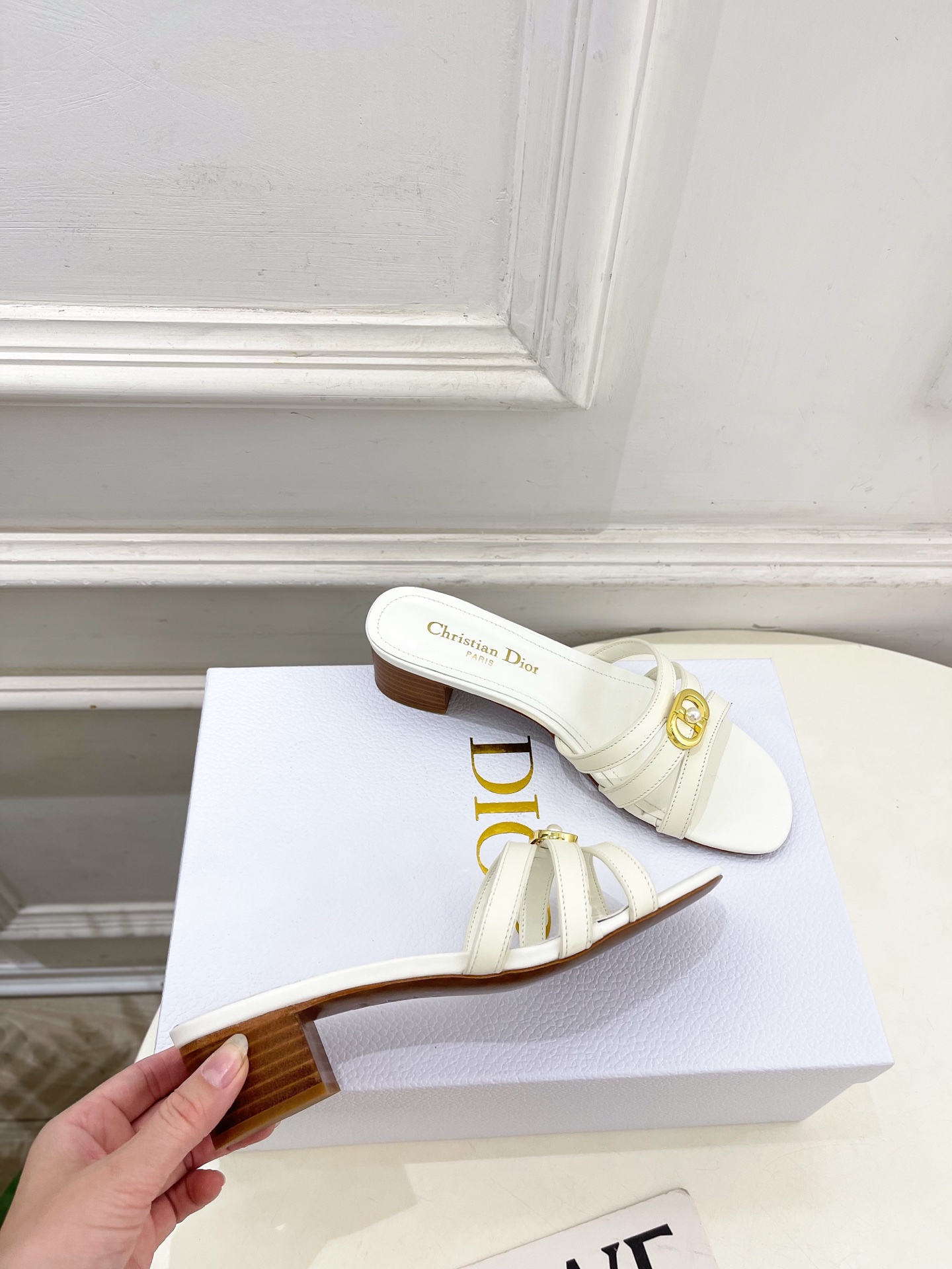 Dior | 迪奥 26𝐬𝐬 🧡💚2026春夏新品 顶级版本⚠️专柜主打新款 经典CD珍珠扣细带平底 粗