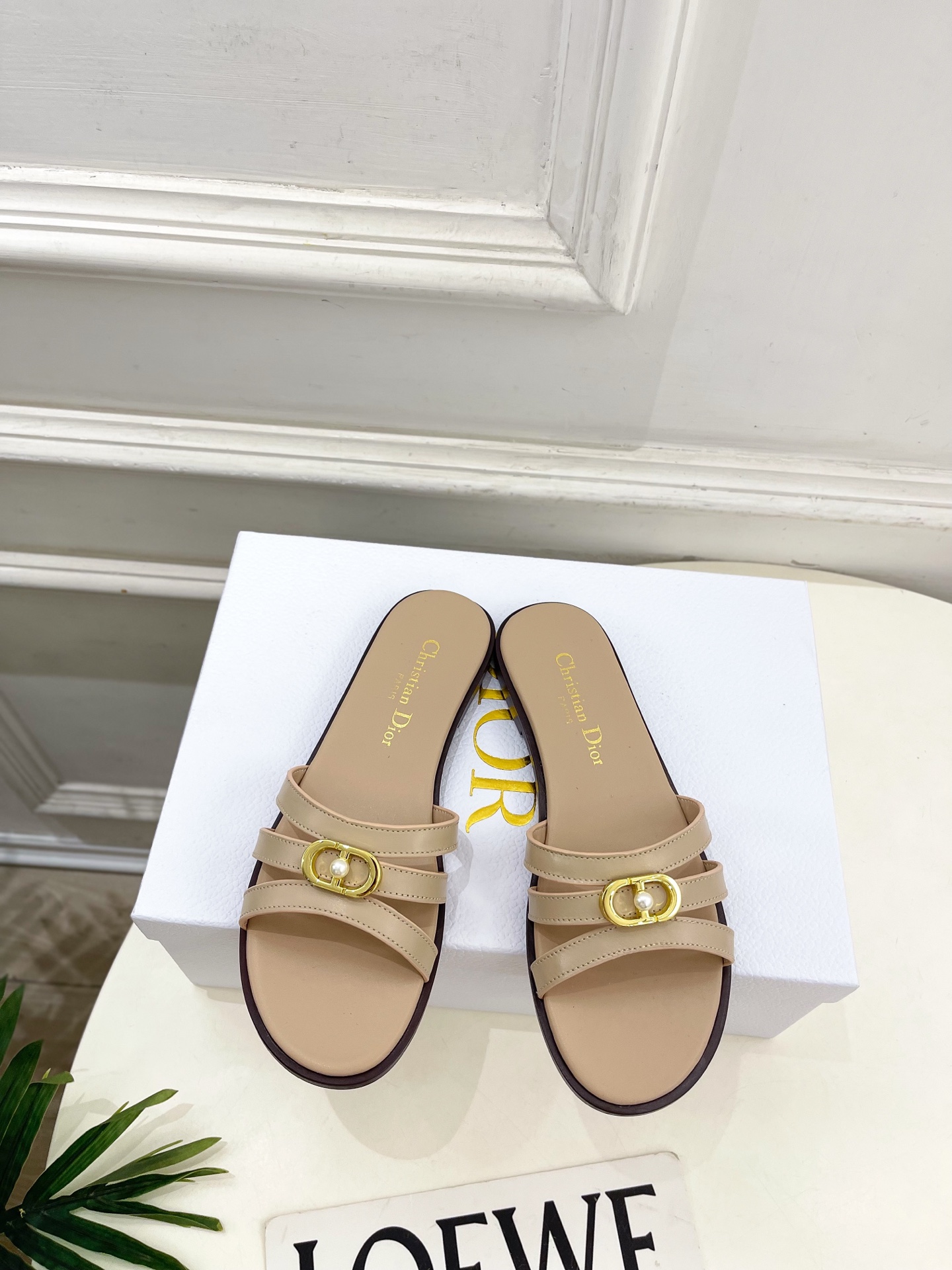 NO:788543,Dior | Dior 26 2026 spring and summer new products, top version, counter’s main new style, classic CD pearl buckle thin strap flat bottom, thick heel slippers, new hard goods, BS purchasing level!  Full of high-end feel!  A popular model among bloggers at home and abroad, it’s retro and fashionable, and your feet look stunning!  The official website’s main recommendation★ ━━━━━ t ━━━━━ Original custom-made cowhide for uppers Lining: Imported sheepskin lining Outsole Original imported genuine leather outsole Heel height 1cm/4cm Shoe size: 35-39 (40.41 customization is not returnable) Flat bottom Thick heel  No. 2604017,slippers,dior,dior,slippers,cowhide,sheepskin,Leather soles19860909Dior | 迪奥 26 2026春夏新品 顶级版本 专柜主打新款 经典CD珍珠扣细带平底 粗跟拖鞋 硬货上新 BS代购级别！高级感十足！国内外博主刷爆的一款,复古又时髦 上脚美炸了！官网主推款★ ━━━━━ t ━━━━━ 鞋面原版定制牛皮  内里: 进口羊皮里 大底原版进口真皮大底 跟高1cm/4cm 鞋码: 35-39（40.41定制不退换） 平底 粗跟 编号2604017,拖鞋,dior,dior,slippers,cowhide,sheepskin,Leather soles,Women's Shoes