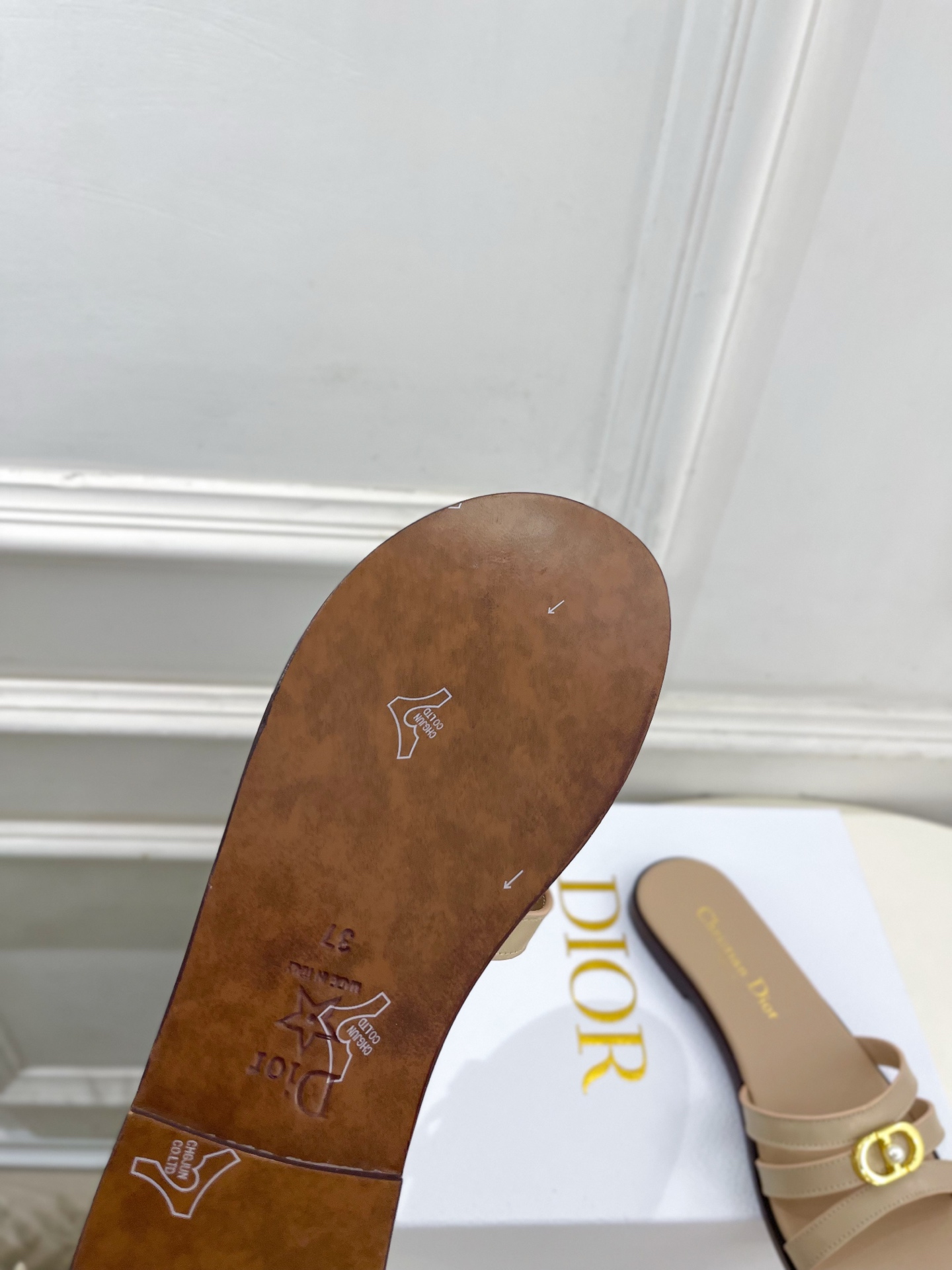 Dior | 迪奥 26𝐬𝐬 🧡💚2026春夏新品 顶级版本⚠️专柜主打新款 经典CD珍珠扣细带平底 粗