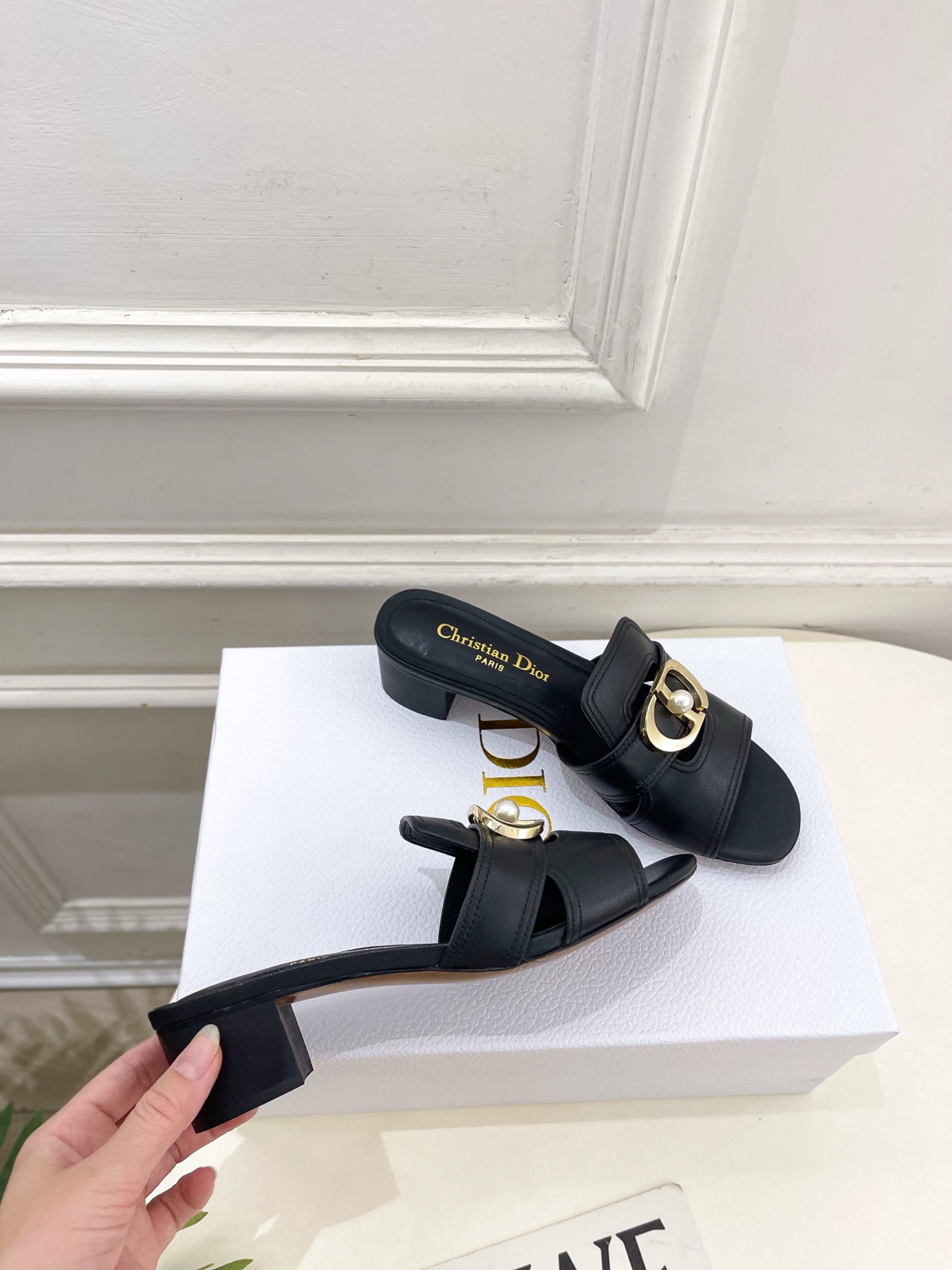 Dior | 迪奥 26𝐬𝐬 🧡💚2026春夏新品 顶级版本⚠️专柜主打新款 经典CD珍珠扣平底 粗跟拖