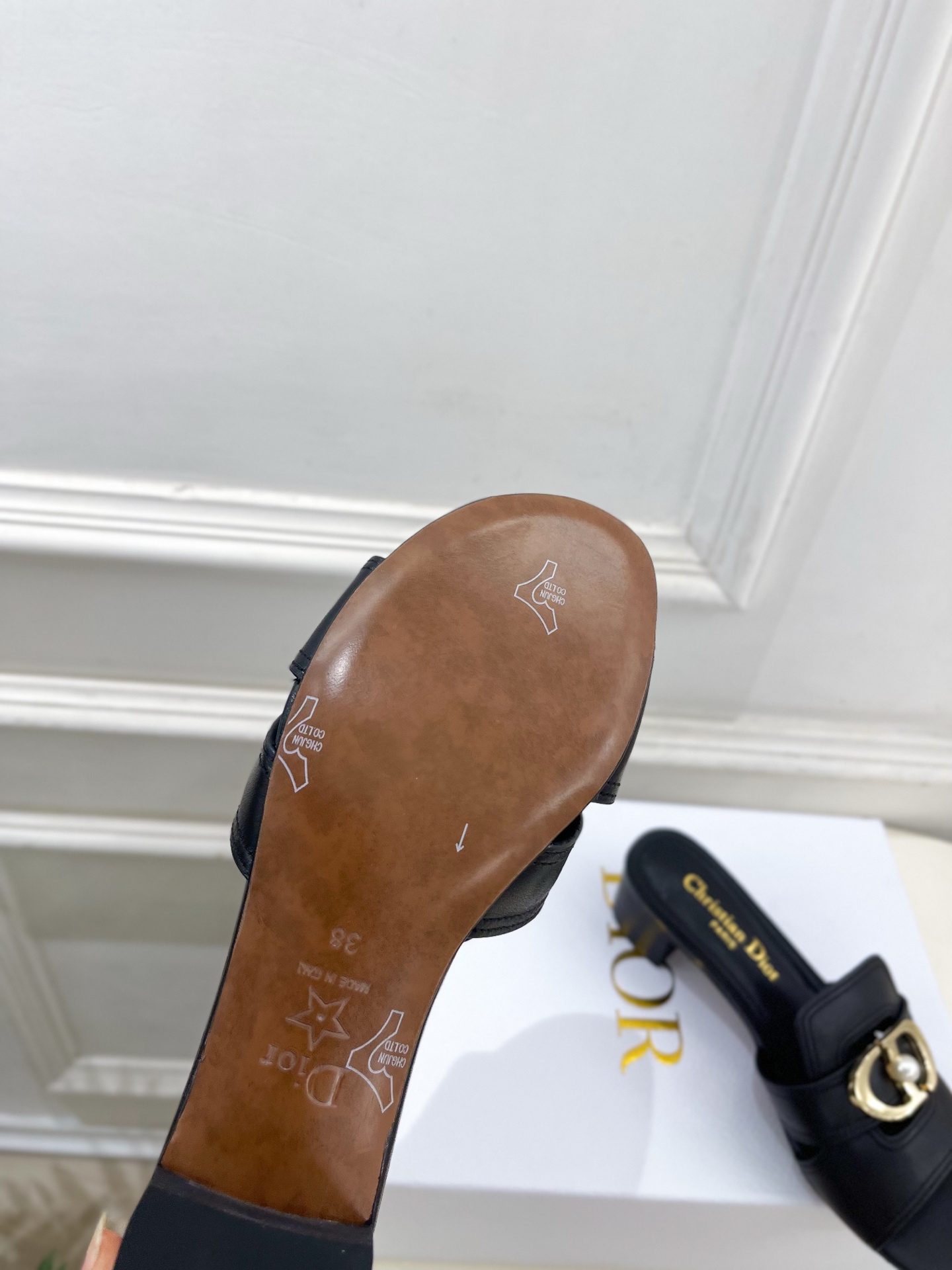 Dior | 迪奥 26𝐬𝐬 🧡💚2026春夏新品 顶级版本⚠️专柜主打新款 经典CD珍珠扣平底 粗跟拖