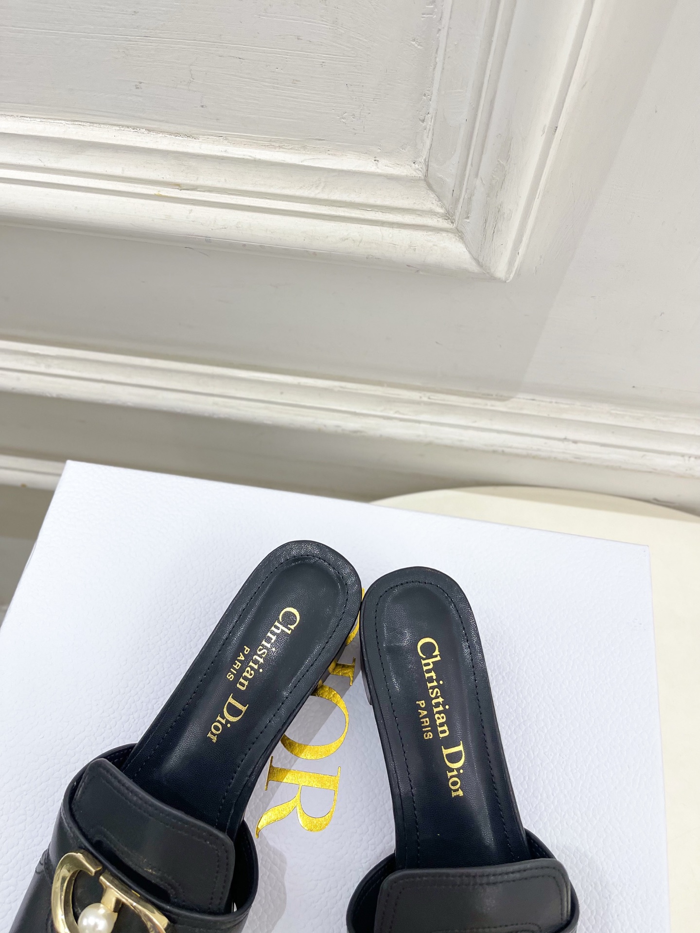 Dior | 迪奥 26𝐬𝐬 🧡💚2026春夏新品 顶级版本⚠️专柜主打新款 经典CD珍珠扣平底 粗跟拖
