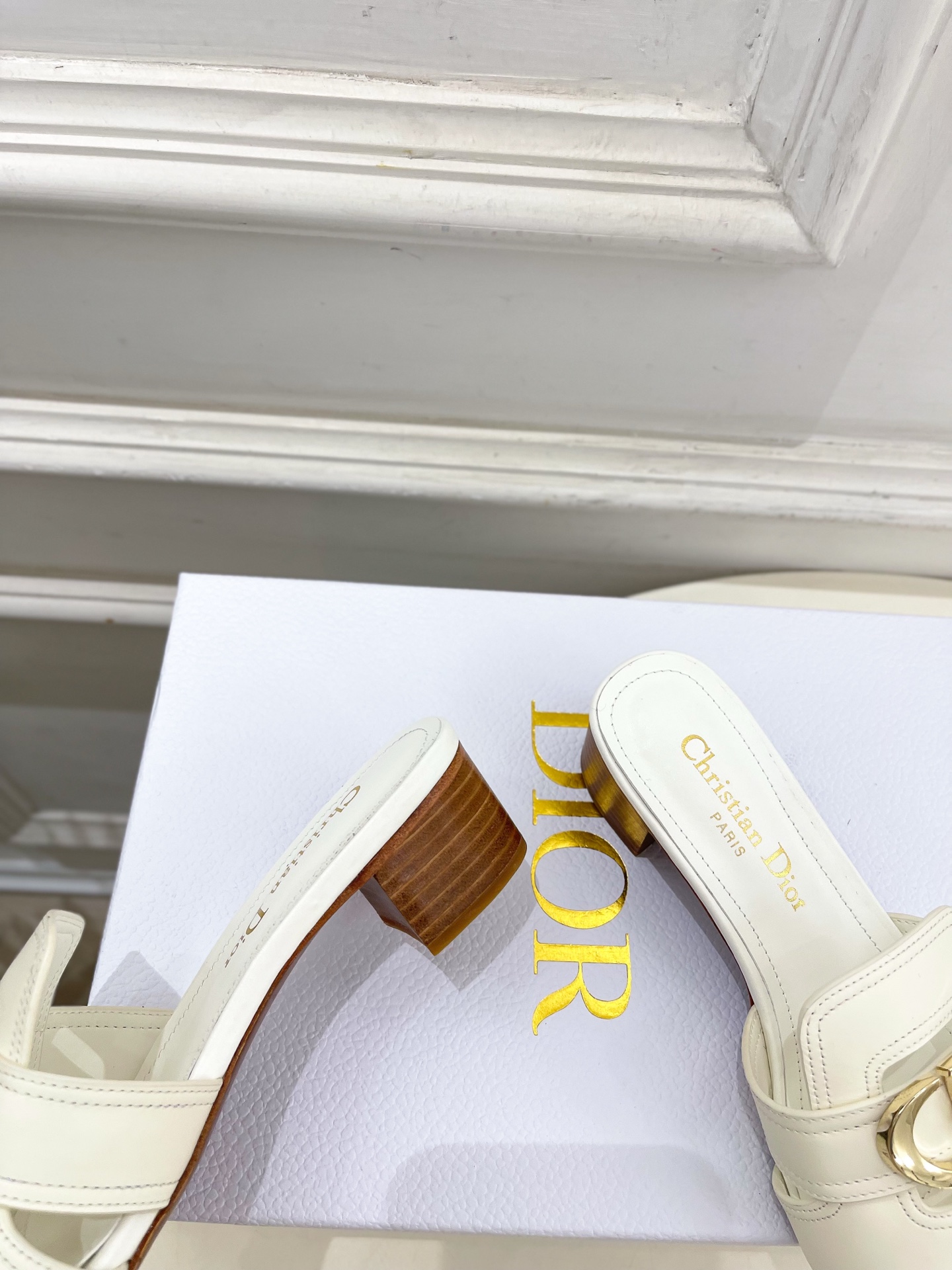 Dior | 迪奥 26𝐬𝐬 🧡💚2026春夏新品 顶级版本⚠️专柜主打新款 经典CD珍珠扣平底 粗跟拖