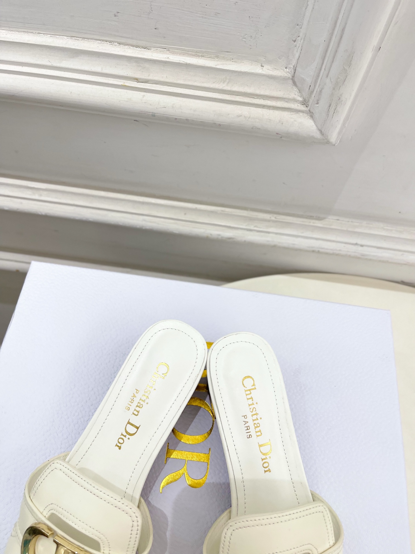 Dior | 迪奥 26𝐬𝐬 🧡💚2026春夏新品 顶级版本⚠️专柜主打新款 经典CD珍珠扣平底 粗跟拖