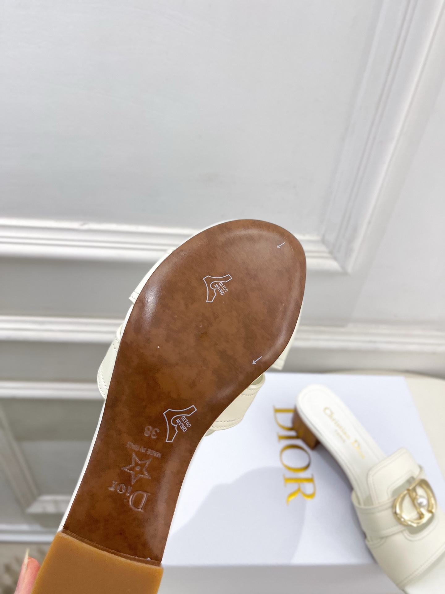 Dior | 迪奥 26𝐬𝐬 🧡💚2026春夏新品 顶级版本⚠️专柜主打新款 经典CD珍珠扣平底 粗跟拖