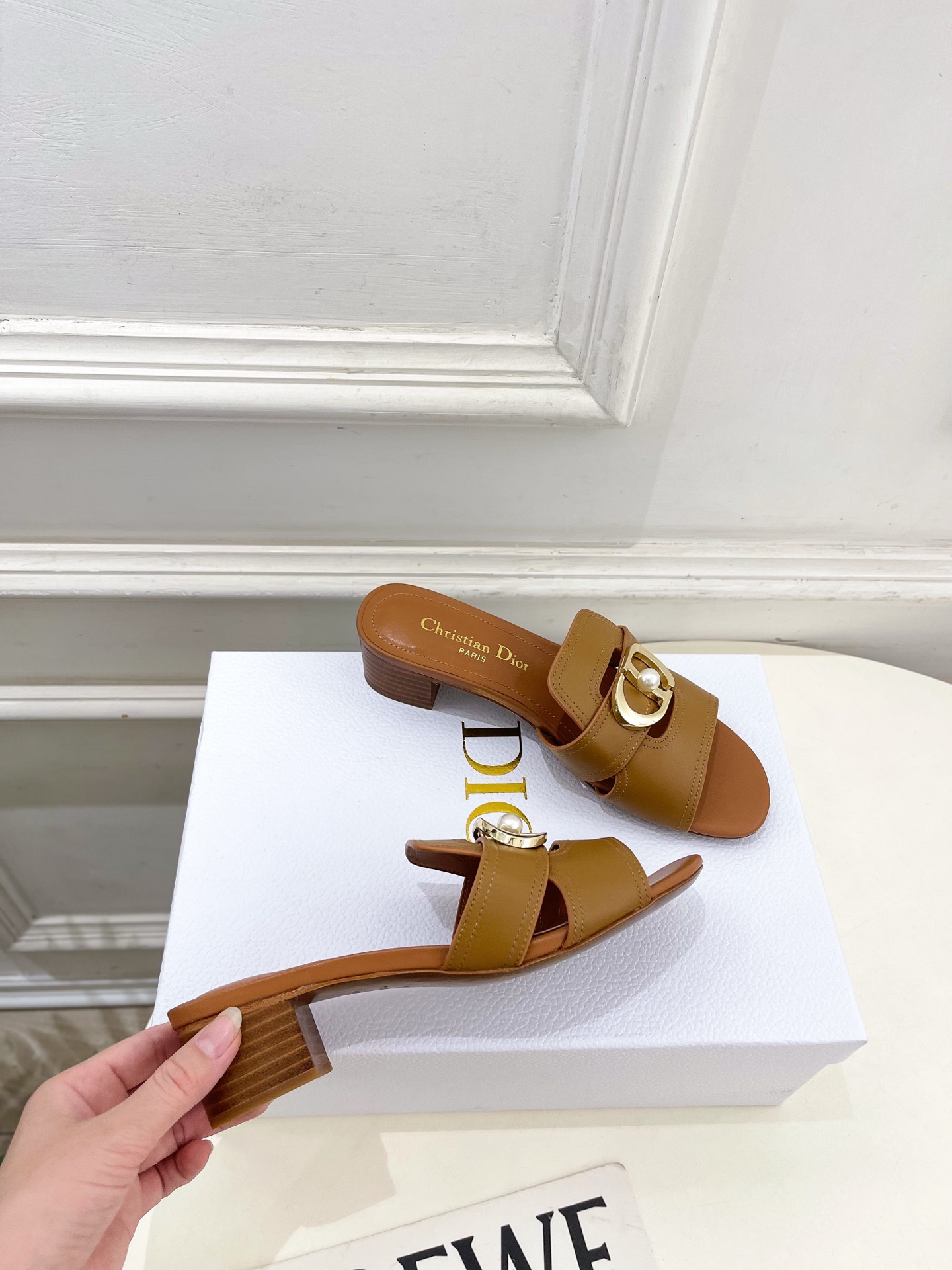 Dior | 迪奥 26𝐬𝐬 🧡💚2026春夏新品 顶级版本⚠️专柜主打新款 经典CD珍珠扣平底 粗跟拖