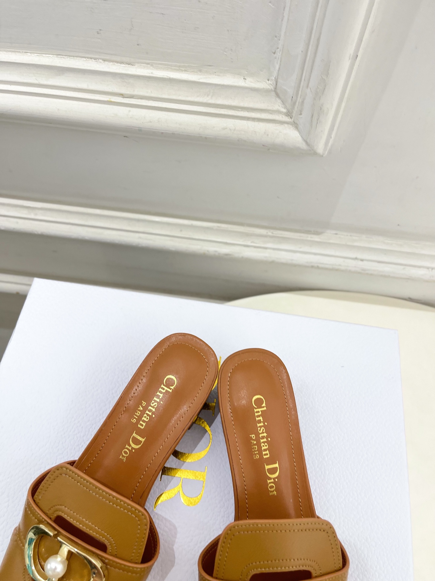Dior | 迪奥 26𝐬𝐬 🧡💚2026春夏新品 顶级版本⚠️专柜主打新款 经典CD珍珠扣平底 粗跟拖