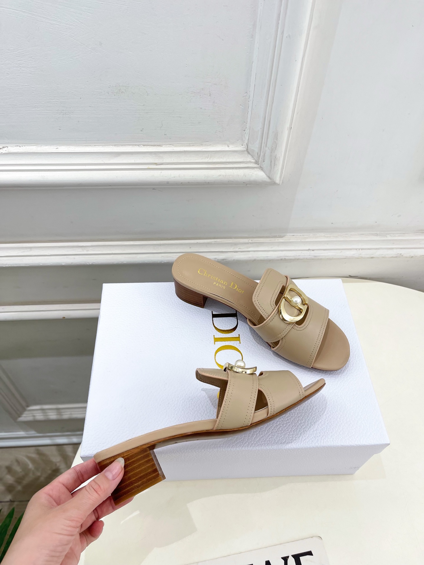 Dior | 迪奥 26𝐬𝐬 🧡💚2026春夏新品 顶级版本⚠️专柜主打新款 经典CD珍珠扣平底 粗跟拖