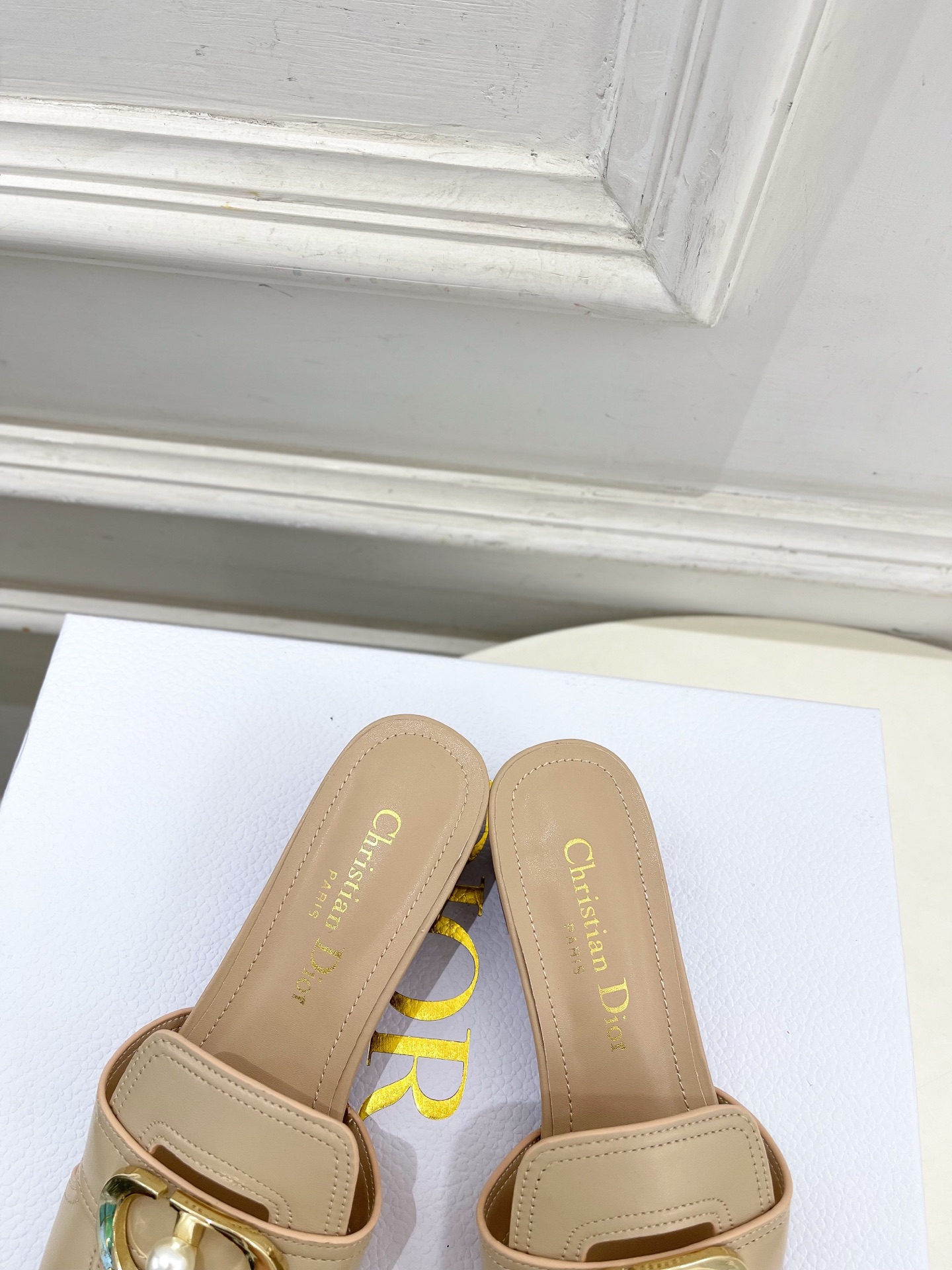 Dior | 迪奥 26𝐬𝐬 🧡💚2026春夏新品 顶级版本⚠️专柜主打新款 经典CD珍珠扣平底 粗跟拖