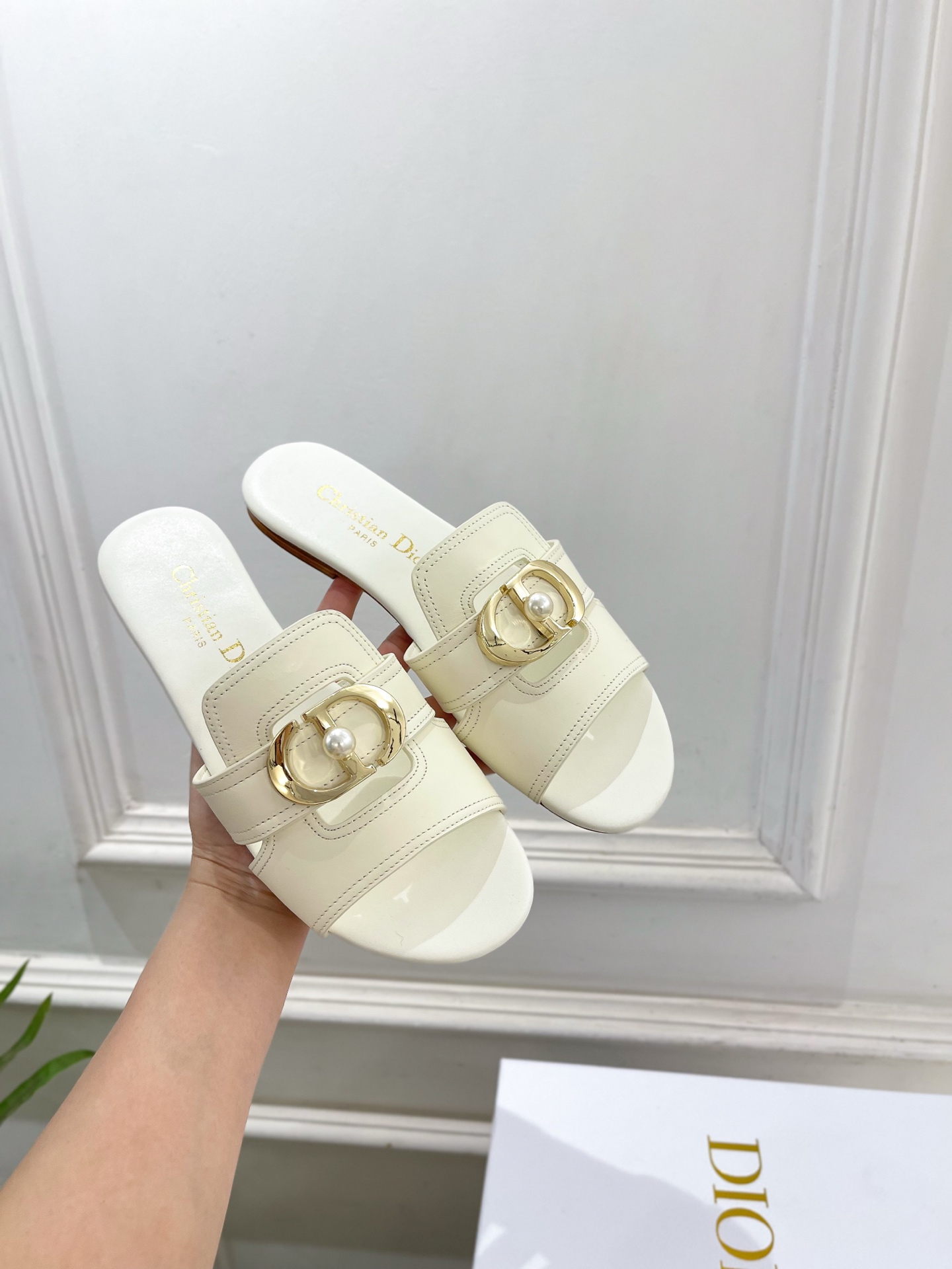 Dior | 迪奥 26𝐬𝐬 🧡💚2026春夏新品 顶级版本⚠️专柜主打新款 经典CD珍珠扣平底 粗跟拖