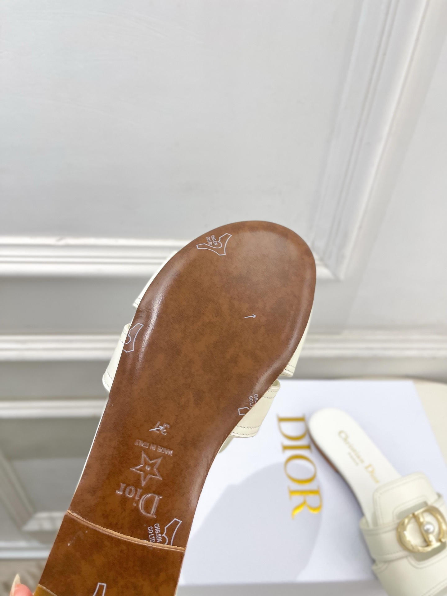 Dior | 迪奥 26𝐬𝐬 🧡💚2026春夏新品 顶级版本⚠️专柜主打新款 经典CD珍珠扣平底 粗跟拖