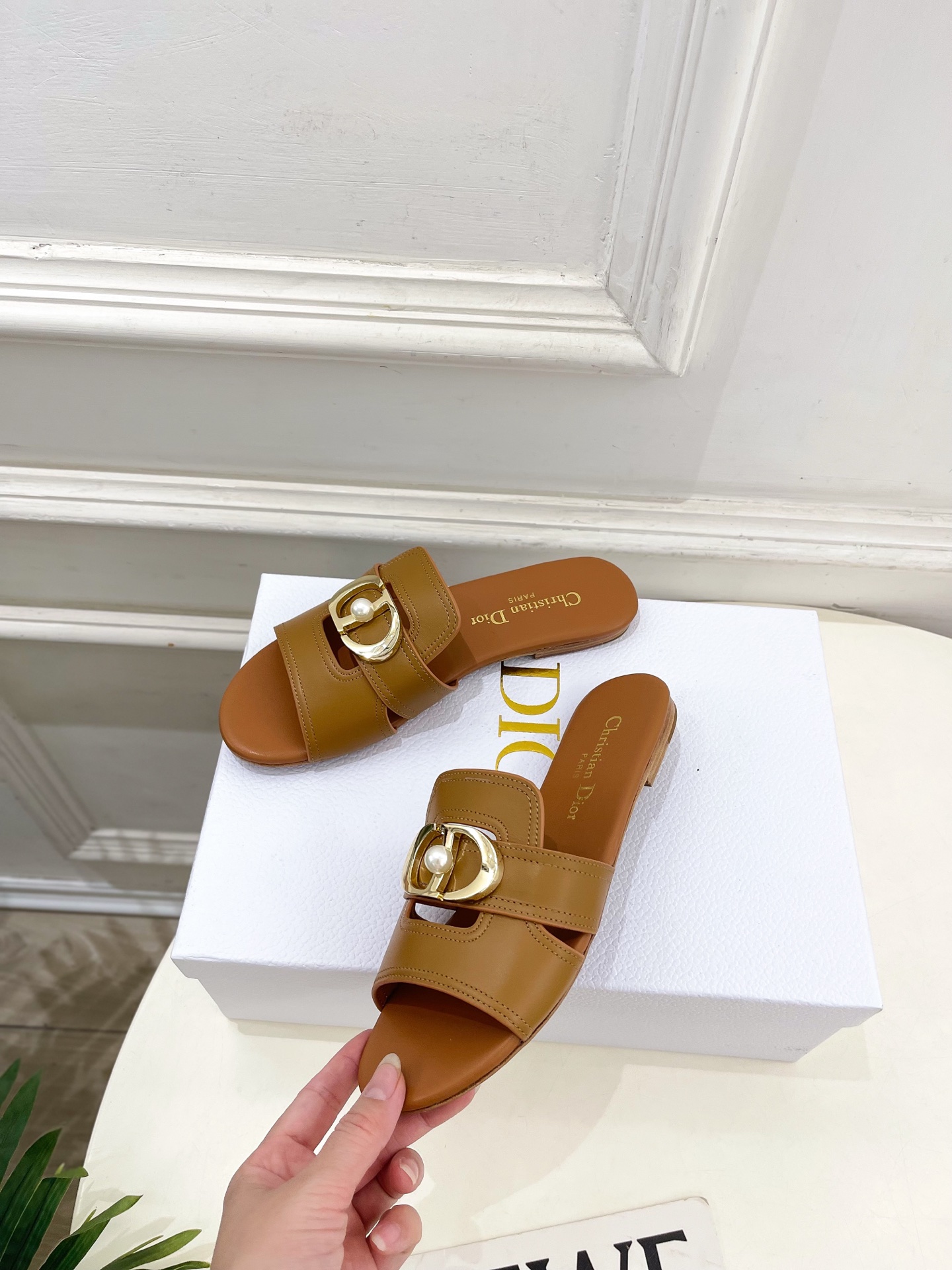 Dior | 迪奥 26𝐬𝐬 🧡💚2026春夏新品 顶级版本⚠️专柜主打新款 经典CD珍珠扣平底 粗跟拖