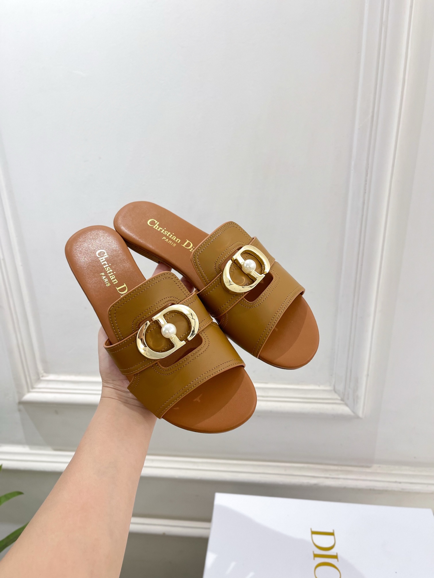 Dior | 迪奥 26𝐬𝐬 🧡💚2026春夏新品 顶级版本⚠️专柜主打新款 经典CD珍珠扣平底 粗跟拖