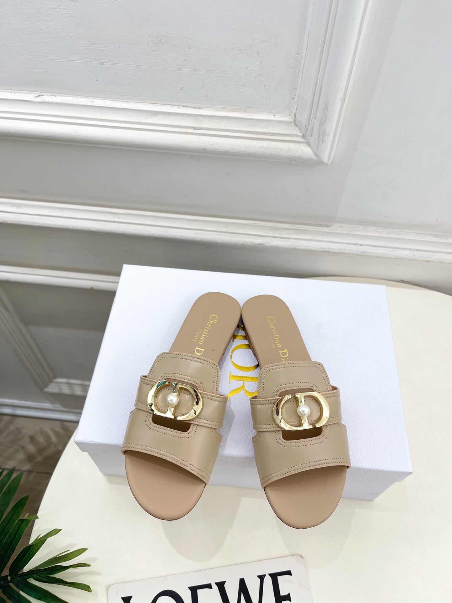 NO:788568,Dior | Dior 26 2026 spring and summer new products, top version, counter’s main new style, classic CD pearl buckle flat bottom, thick heel slippers, new hard goods, BS purchasing level!  Full of high-end feel!  A popular model among bloggers at home and abroad, it’s retro and fashionable, and your feet look stunning!  The official website’s main recommendation★ ━━━━━ t ━━━━━ Original custom-made cowhide for uppers Lining: Imported sheepskin lining Outsole Original imported genuine leather outsole Heel height 1cm/4cm Shoe size: 35-39 (40.41 customization is not returnable) Flat bottom Thick heel  No. 2604017,slippers,dior,dior,slippers,cowhide,sheepskin,Leather soles19860909Dior | 迪奥 26 2026春夏新品 顶级版本 专柜主打新款 经典CD珍珠扣平底 粗跟拖鞋 硬货上新 BS代购级别！高级感十足！国内外博主刷爆的一款,复古又时髦 上脚美炸了！官网主推款★ ━━━━━ t ━━━━━ 鞋面原版定制牛皮  内里: 进口羊皮里 大底原版进口真皮大底 跟高1cm/4cm 鞋码: 35-39（40.41定制不退换） 平底 粗跟 编号2604017,拖鞋,dior,dior,slippers,cowhide,sheepskin,Leather soles,Women's Shoes