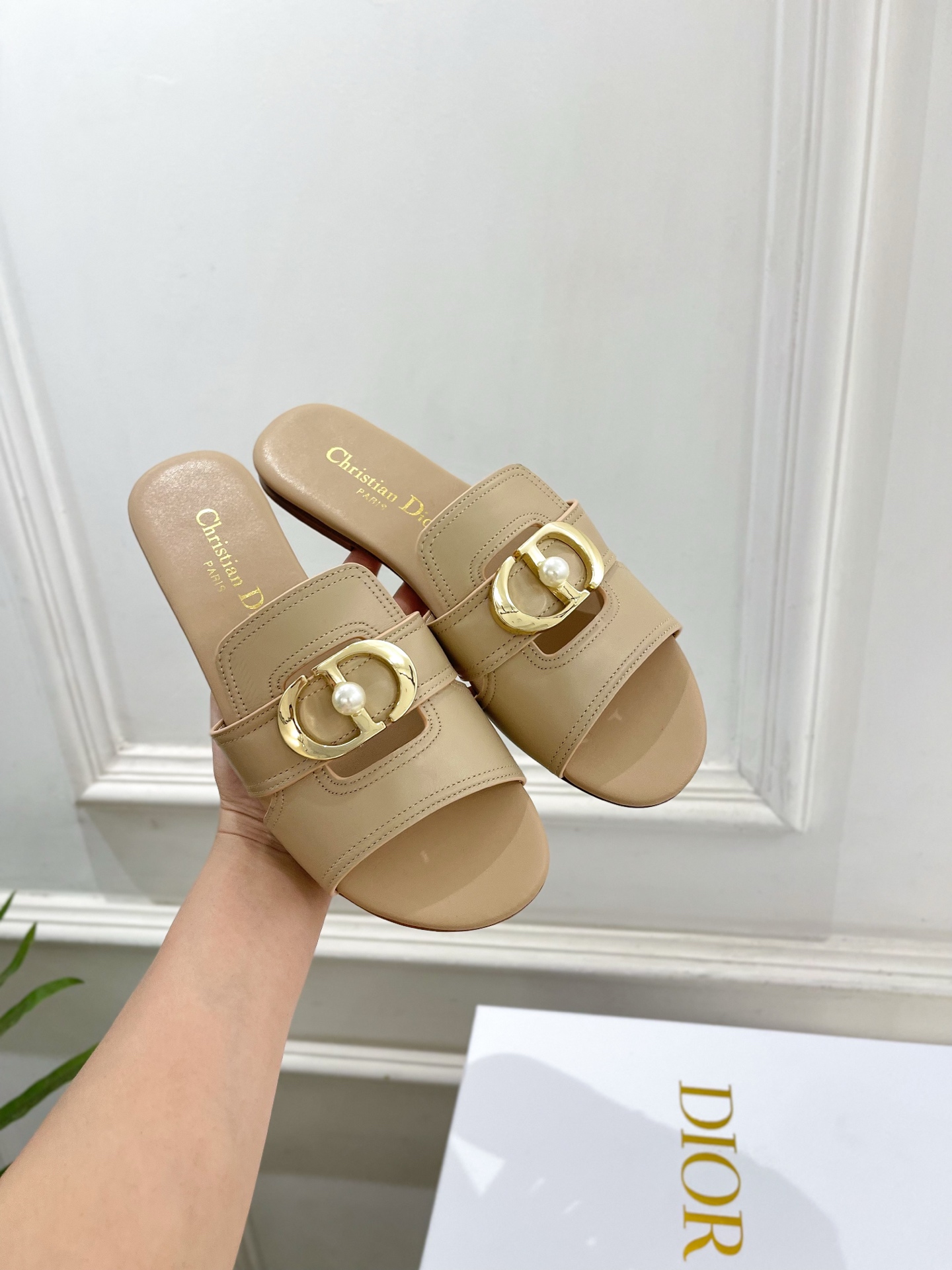 Dior | 迪奥 26𝐬𝐬 🧡💚2026春夏新品 顶级版本⚠️专柜主打新款 经典CD珍珠扣平底 粗跟拖