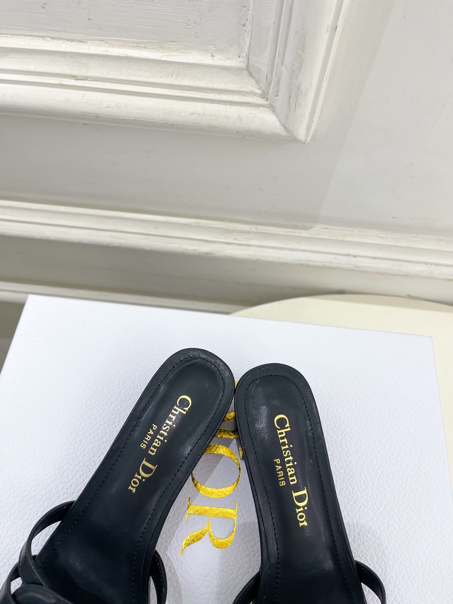Dior | 迪奥 26𝐬𝐬 🧡💚2026春夏新品 顶级版本⚠️专柜主打新款 经典CD镂空交叉带平底 粗