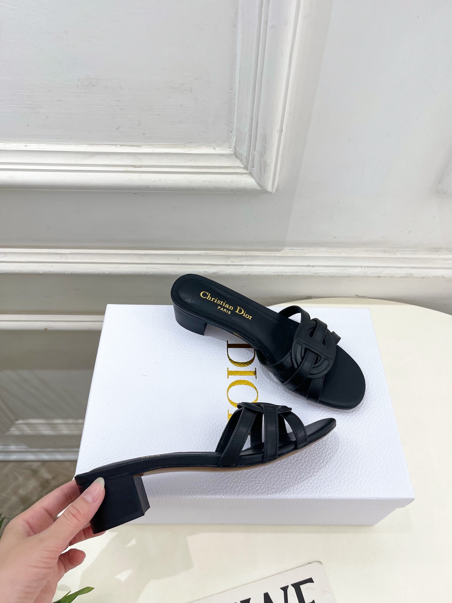 Dior | 迪奥 26𝐬𝐬 🧡💚2026春夏新品 顶级版本⚠️专柜主打新款 经典CD镂空交叉带平底 粗