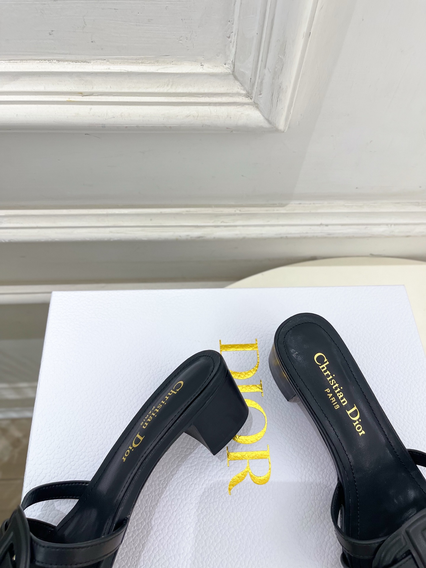 Dior | 迪奥 26𝐬𝐬 🧡💚2026春夏新品 顶级版本⚠️专柜主打新款 经典CD镂空交叉带平底 粗