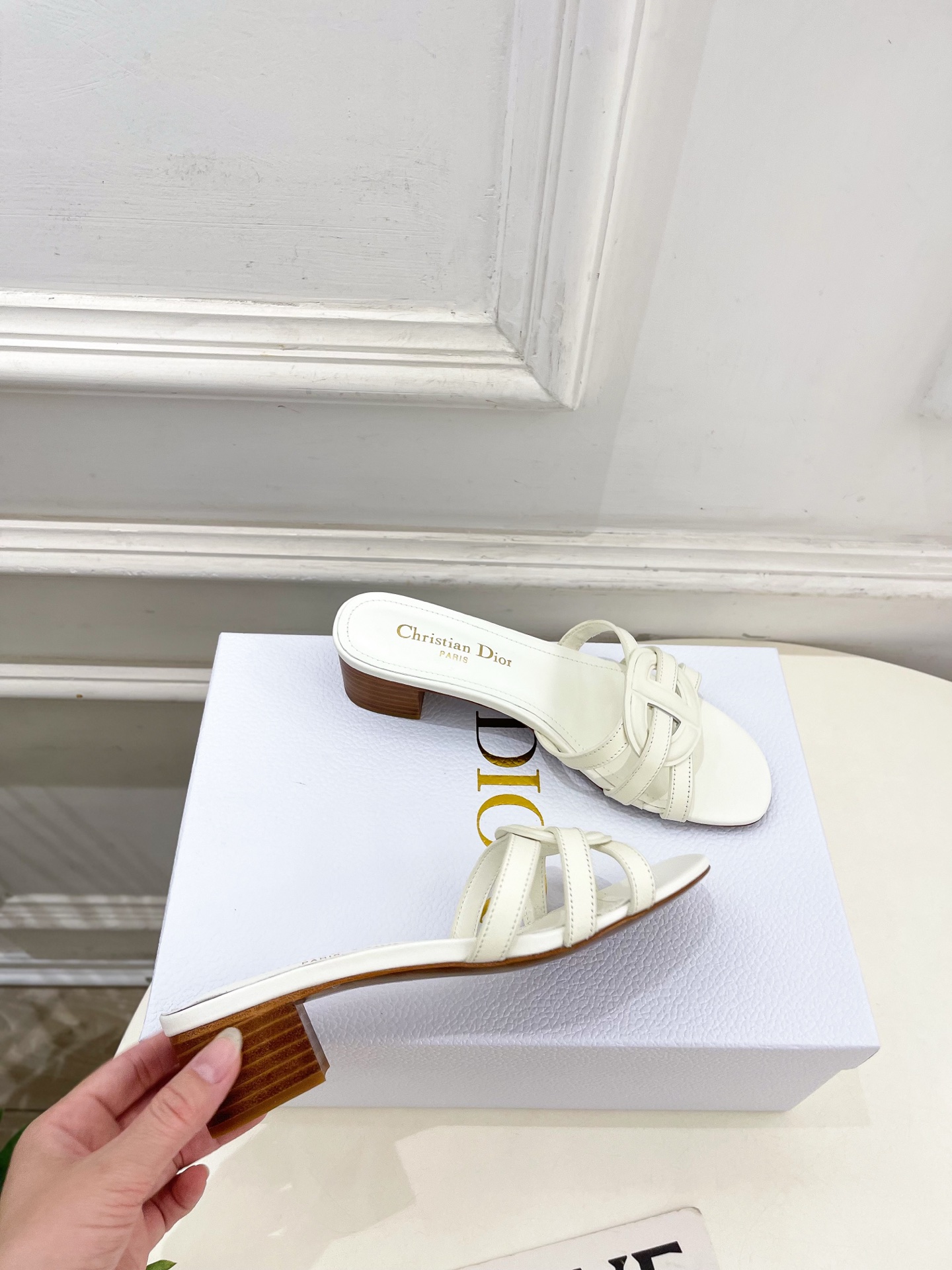 Dior | 迪奥 26𝐬𝐬 🧡💚2026春夏新品 顶级版本⚠️专柜主打新款 经典CD镂空交叉带平底 粗