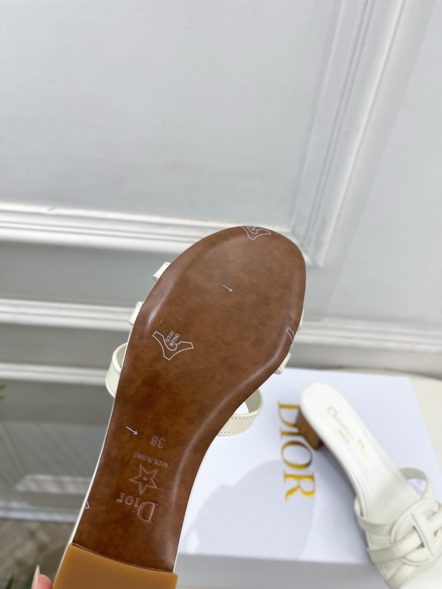 Dior | 迪奥 26𝐬𝐬 🧡💚2026春夏新品 顶级版本⚠️专柜主打新款 经典CD镂空交叉带平底 粗