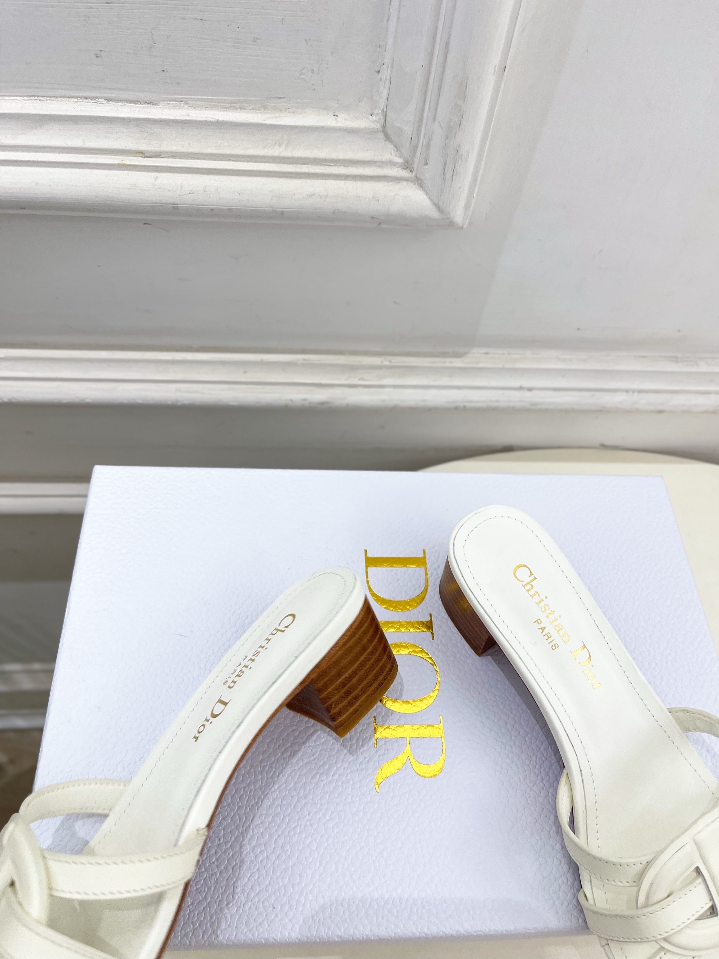 Dior | 迪奥 26𝐬𝐬 🧡💚2026春夏新品 顶级版本⚠️专柜主打新款 经典CD镂空交叉带平底 粗