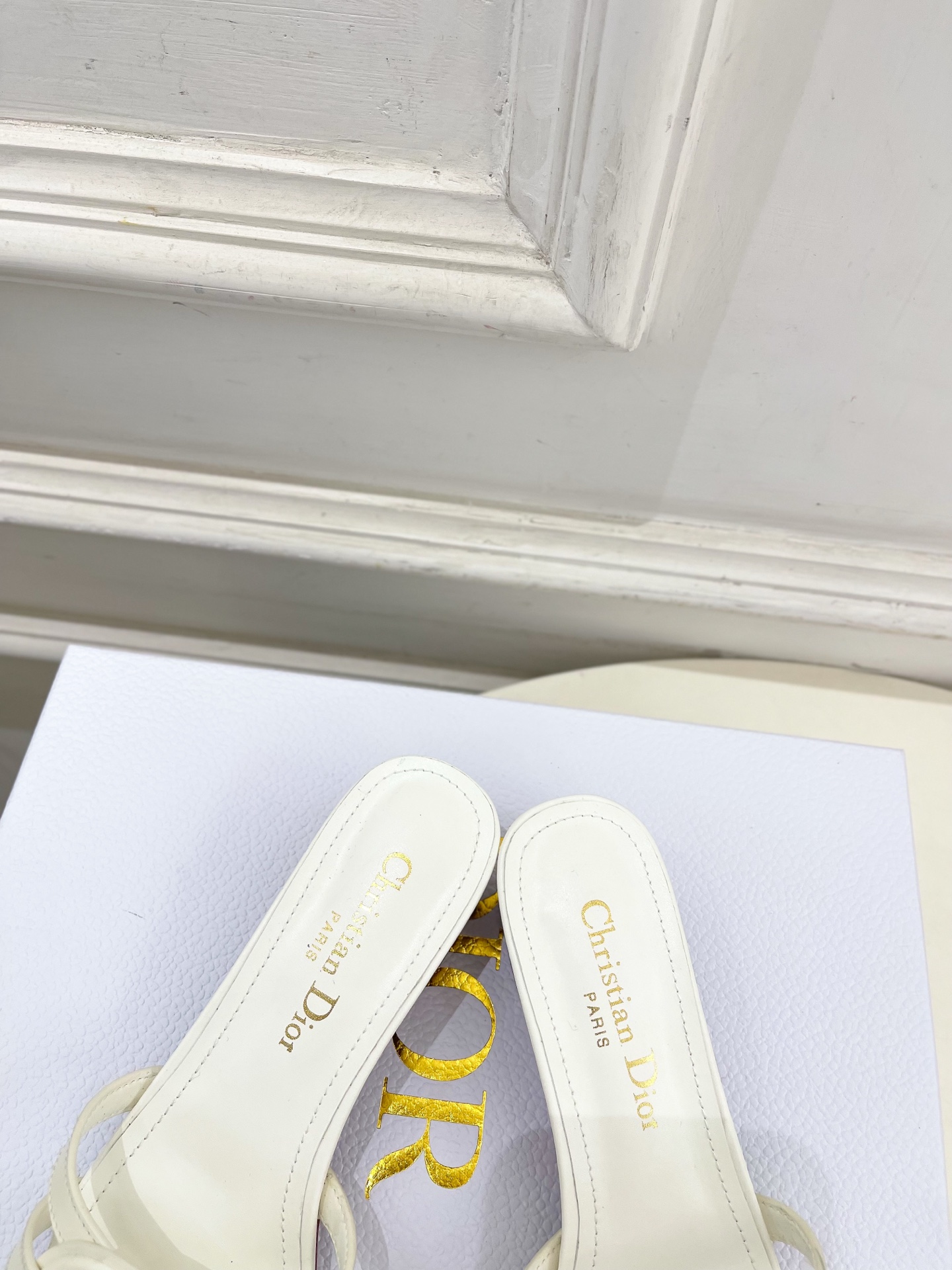 Dior | 迪奥 26𝐬𝐬 🧡💚2026春夏新品 顶级版本⚠️专柜主打新款 经典CD镂空交叉带平底 粗