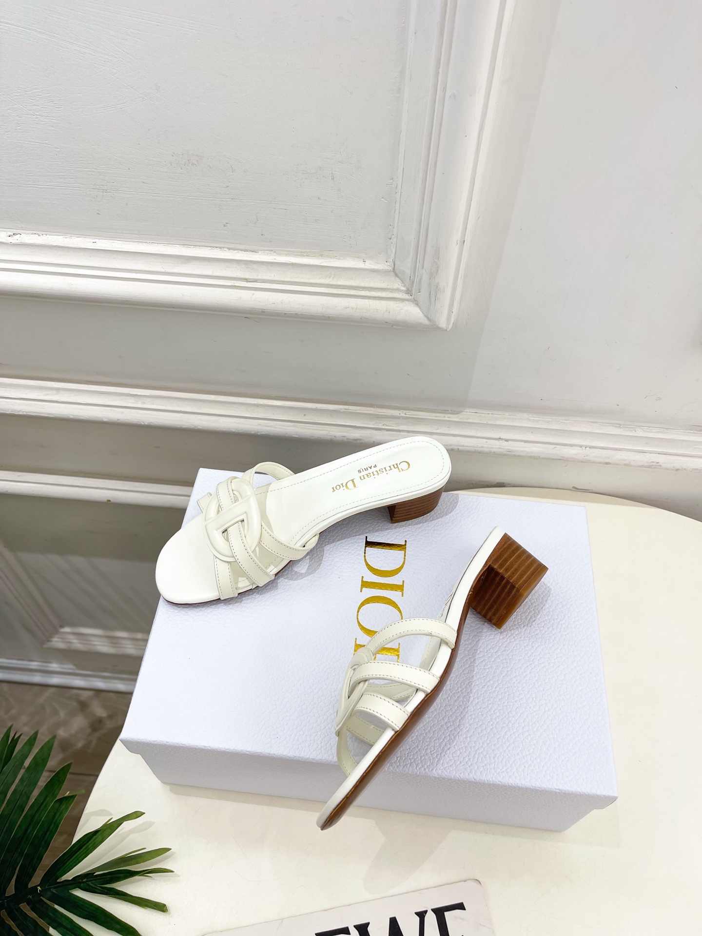 Dior | 迪奥 26𝐬𝐬 🧡💚2026春夏新品 顶级版本⚠️专柜主打新款 经典CD镂空交叉带平底 粗