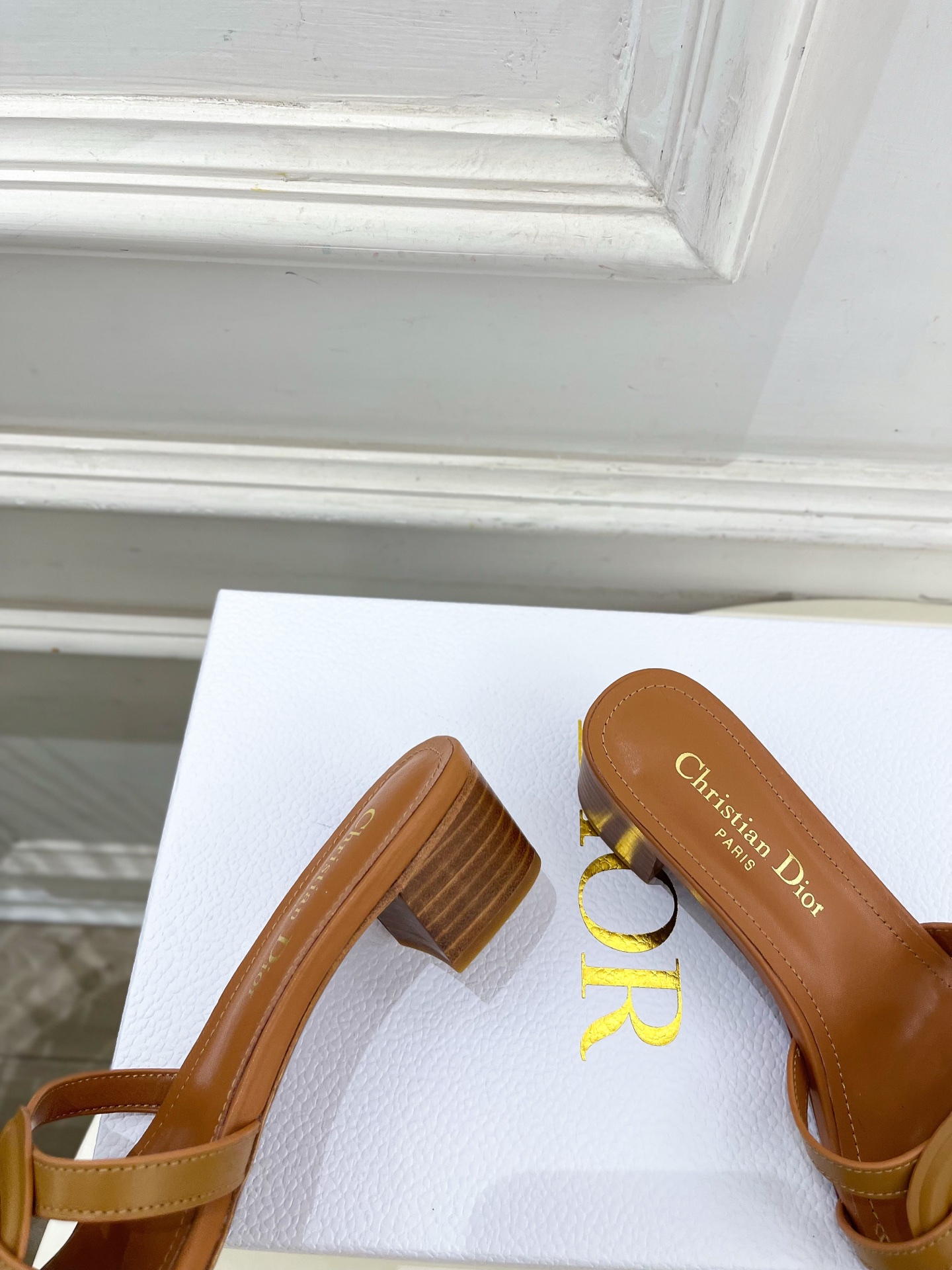Dior | 迪奥 26𝐬𝐬 🧡💚2026春夏新品 顶级版本⚠️专柜主打新款 经典CD镂空交叉带平底 粗