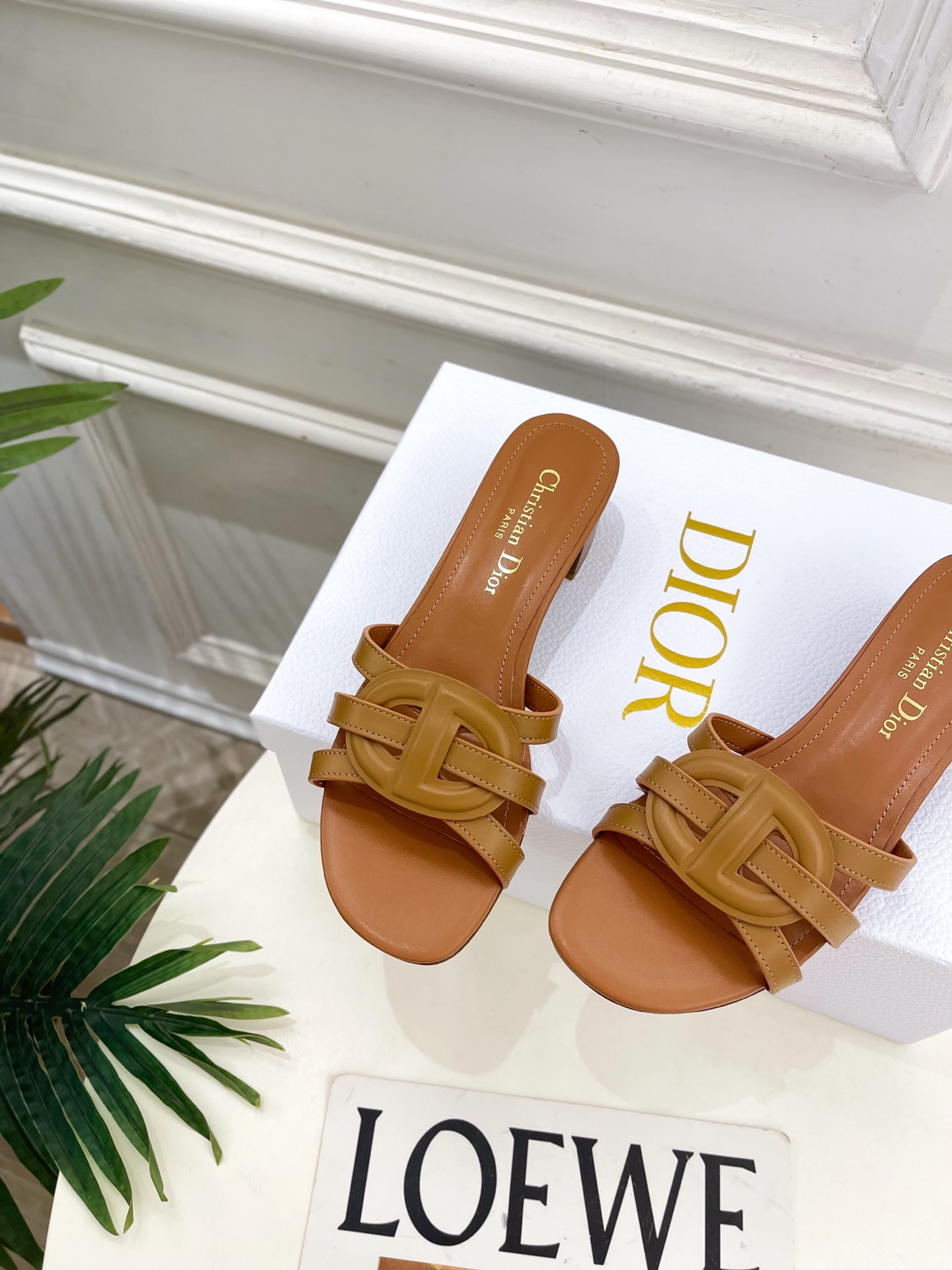 Dior | 迪奥 26𝐬𝐬 🧡💚2026春夏新品 顶级版本⚠️专柜主打新款 经典CD镂空交叉带平底 粗